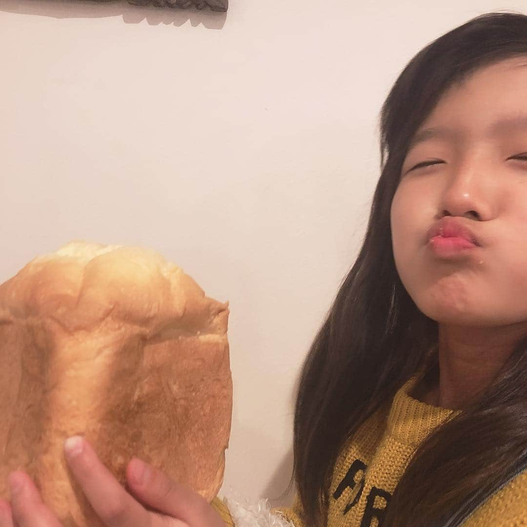 なーみさんのインスタグラム写真 - (なーみInstagram)「🍞 わん→とぅ〜→すり〜→ふぉ〜→ふぁぁ〜いぶ🥰 。 。 #焼きたてのたべかた 。 #ホームベーカリー #hb#食パン#おうちごはん#笑顔#はなまる#最高#ベーカリー#パン」4月10日 19時41分 - nnnamiiii