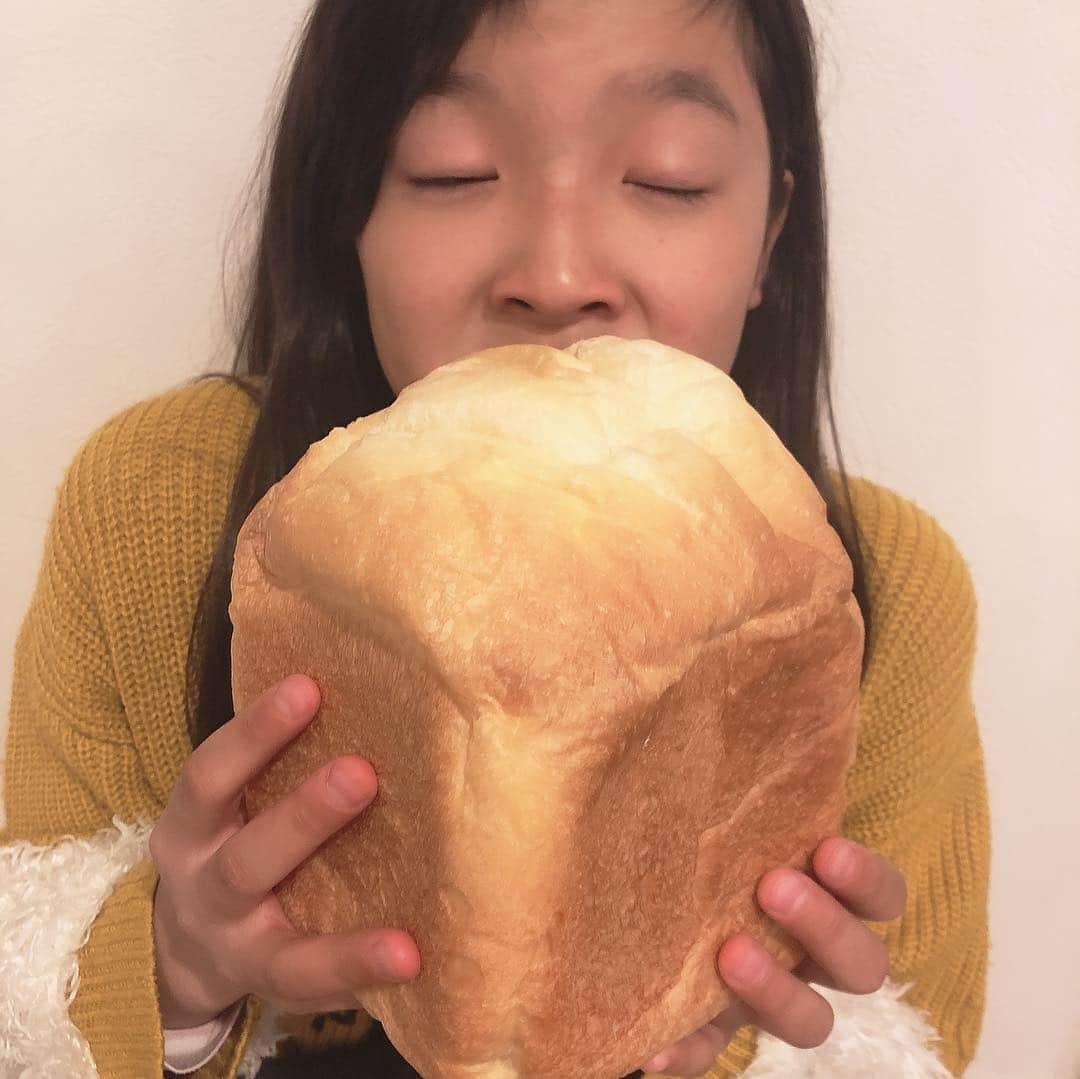 なーみさんのインスタグラム写真 - (なーみInstagram)「🍞 わん→とぅ〜→すり〜→ふぉ〜→ふぁぁ〜いぶ🥰 。 。 #焼きたてのたべかた 。 #ホームベーカリー #hb#食パン#おうちごはん#笑顔#はなまる#最高#ベーカリー#パン」4月10日 19時41分 - nnnamiiii