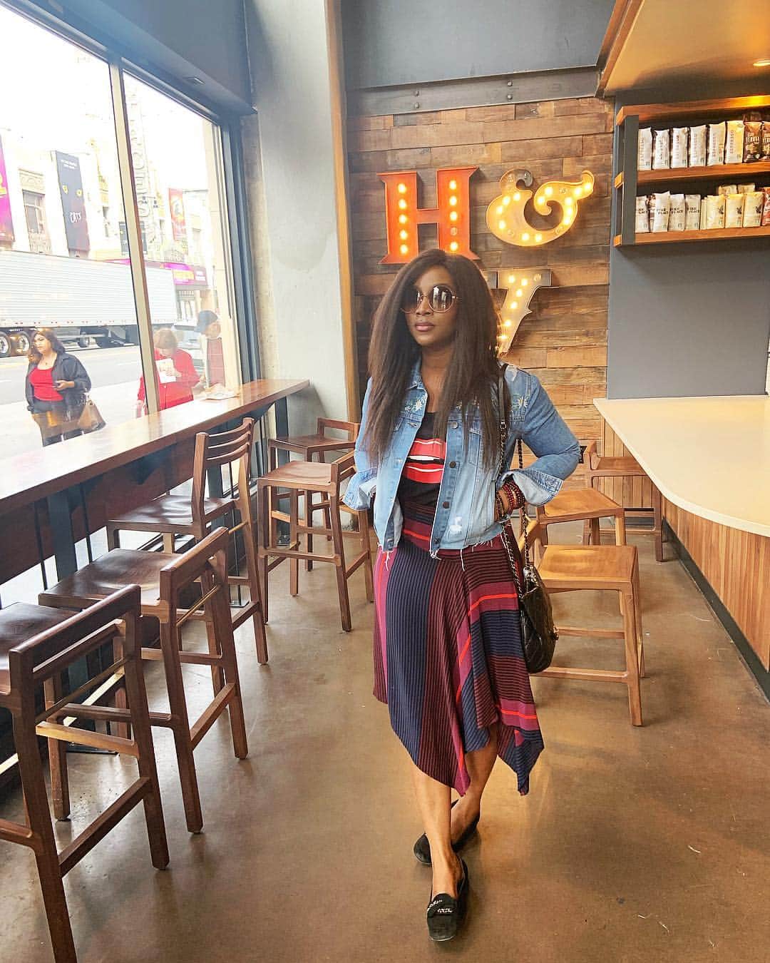 ジェネビーブ・ナジのインスタグラム：「☝🏾, ☕️.」