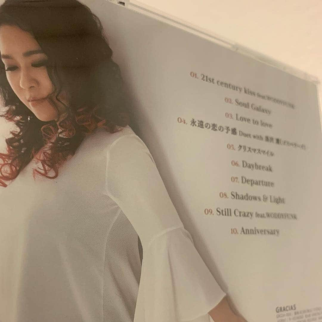 酒井雄二さんのインスタグラム写真 - (酒井雄二Instagram)「本日発売、 #zooco のStairs of mine、2曲目のSoul Galaxyで詞を担当しました。 星になってしまったsoulの巨星たちを遠い空に感じながら、アナログレコードを回してグラスを傾ける歌。 聴いてね！」4月10日 19時50分 - uzysakai