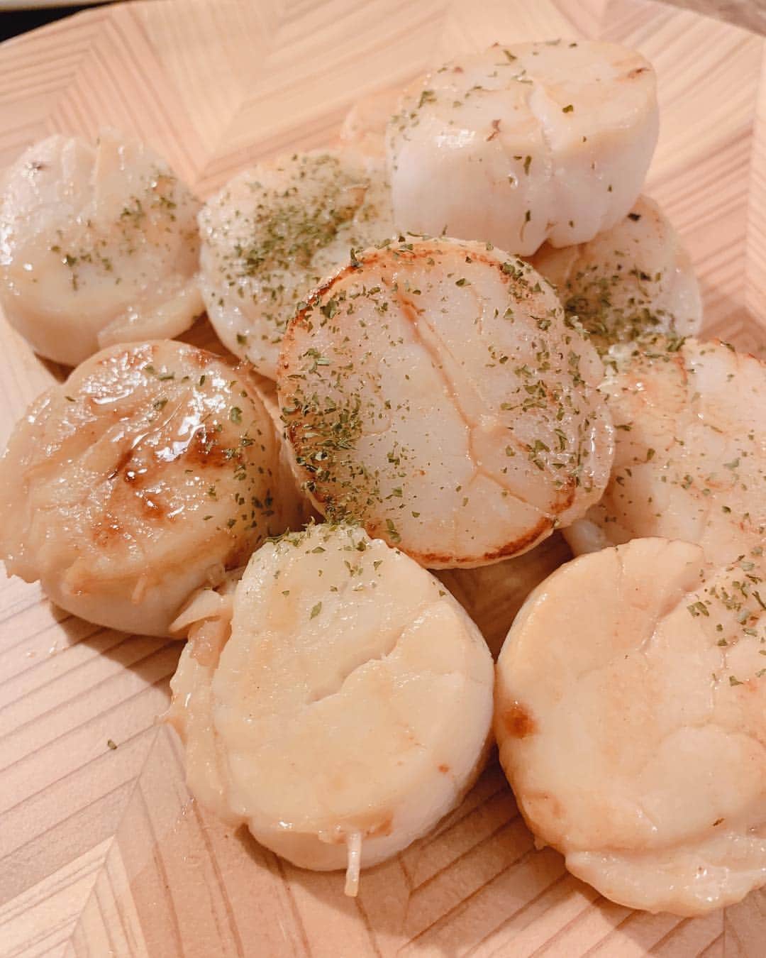若林翔子さんのインスタグラム写真 - (若林翔子Instagram)「* * ごっはっん🍙  今日は鶏むね肉からチキンナゲット作りました〜😚 唐揚げよりも食べやすいから売れる売れる☺️❤️ そしてオシャレすぎるこちらのお皿を作っているケンちゃん(@kelly.bock.japan から頂いたホタテ❤️ お刺身でもたっぷり食べて、 大好きなバター醤油でも…🤣 とろけるーー🥰 * * #夕飯 #こどもごはん #チキンナゲット  #ほたてのバター醤油焼き」4月10日 19時56分 - shokowakabayashi1685