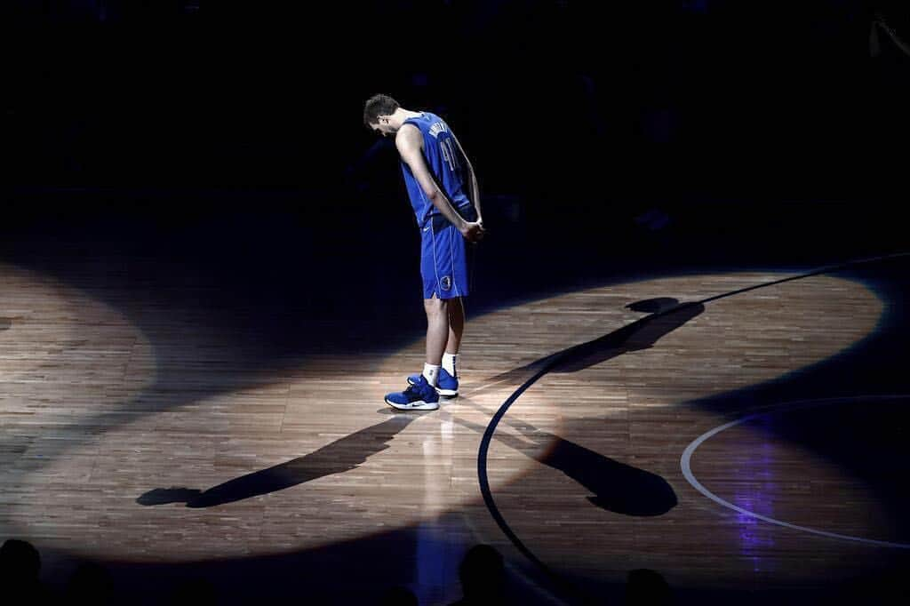 トニ・クロースさんのインスタグラム写真 - (トニ・クロースInstagram)「Tiefste Verneigung Dirk! Was für eine Karriere... Ein geiler Basketballer geht, ein geiler Typ bleibt. Genieße die Zeit mit deiner Familie.」4月10日 20時06分 - toni.kr8s