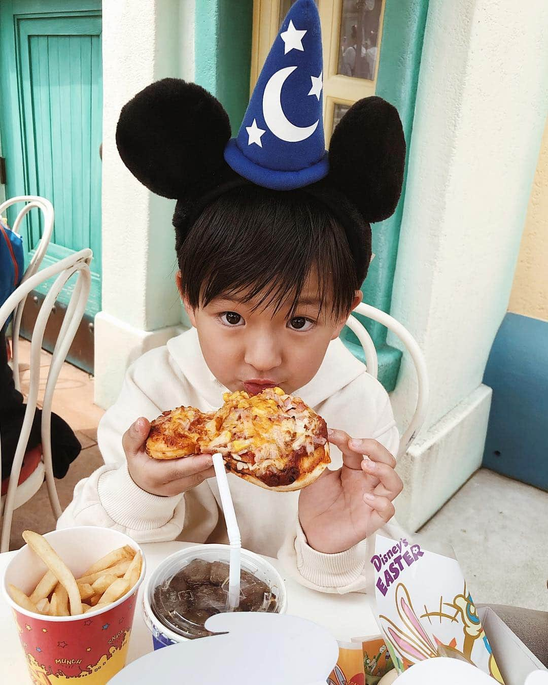 孫きょうさんのインスタグラム写真 - (孫きょうInstagram)「the 兄妹🤣🍕🥤 1つ前に投稿したあんちゃんの画像とこの写真を並ばせてみたら、上目遣いの角度なのもあってそっくり！男女でよくこうも似たもんだ🤣旦那の遺伝子が濃すぎる🧔🏻🧬笑 . いつも抱っこして欲しくてれおを見上げてるあんちゃん🌼 年が近いのが理想ではあったけど、2人を見てると年の差もいいもんだなぁって。むしろこの運命で良かったって思わせてくれるよ🥰」4月10日 19時59分 - sonkyou1013