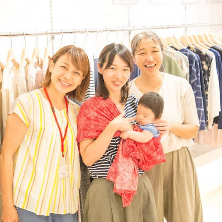 soarさんのインスタグラム写真 - (soarInstagram)「「子育てはわがままでいい」そんなメッセージを掲げ、授乳服や授乳ブラなどの商品を販売するモーハウス👚✨ 「“もっとでかけよう。もっと笑おう。妊娠中も、授乳中も、子育て中も、やりたいことをあなたらしく。すべての人が、いきいきと自由に輝ける”ように」 子連れ出勤などの取り組みも行なっている同社の代表である光畑由佳さんやスタッフのみなさんにお話を伺いました🌼 https://soar-world.com/2018/10/09/mohouse/ ・ ・ 「soar(ソアー)」は、人の持つ可能性が広がる瞬間を捉え、伝えていくメディアです🕊✨☘ https://soar-world.com/ ・ ・ #soar_world #モーハウス #女性の日 #女性 #子供 #母 #働く #仕事 #子育て#授乳 #娘 #授乳服 #授乳ブラ #子連れ出勤 #青山  #服 #育児 #母乳  #妊娠 #保育園 #社会 #ママ #新生児 #会社  #サロン #イベント #卒乳 #家族 #出産 #スリング」4月10日 20時00分 - soar_world