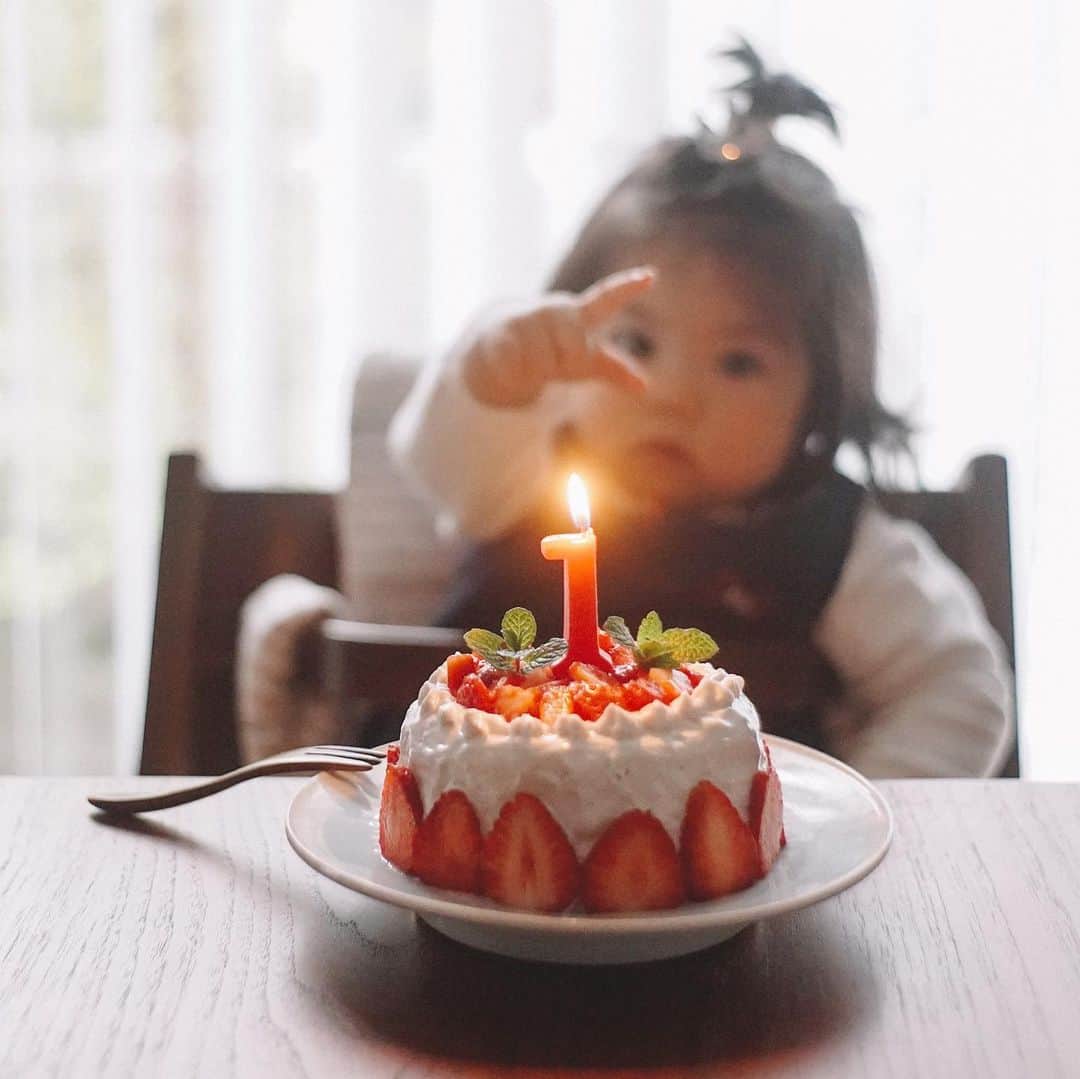 Naokoさんのインスタグラム写真 - (NaokoInstagram)「Happy birthday to my sweet🎂 * あっという間のような長かったような一年が経ちました。 娘一歳の誕生日。 おめでとう。 頑張って生まれてきて365日。 この世界はあなたにとって良い所ですか。 そうだと嬉しいな。 これからの一年も沢山のことを学んで 生きる力をつけていこうね。 一歳行事の選び取りと一升餅、ストーリーみてね😆  Bon anniversaire!!」4月10日 20時00分 - chiaoking