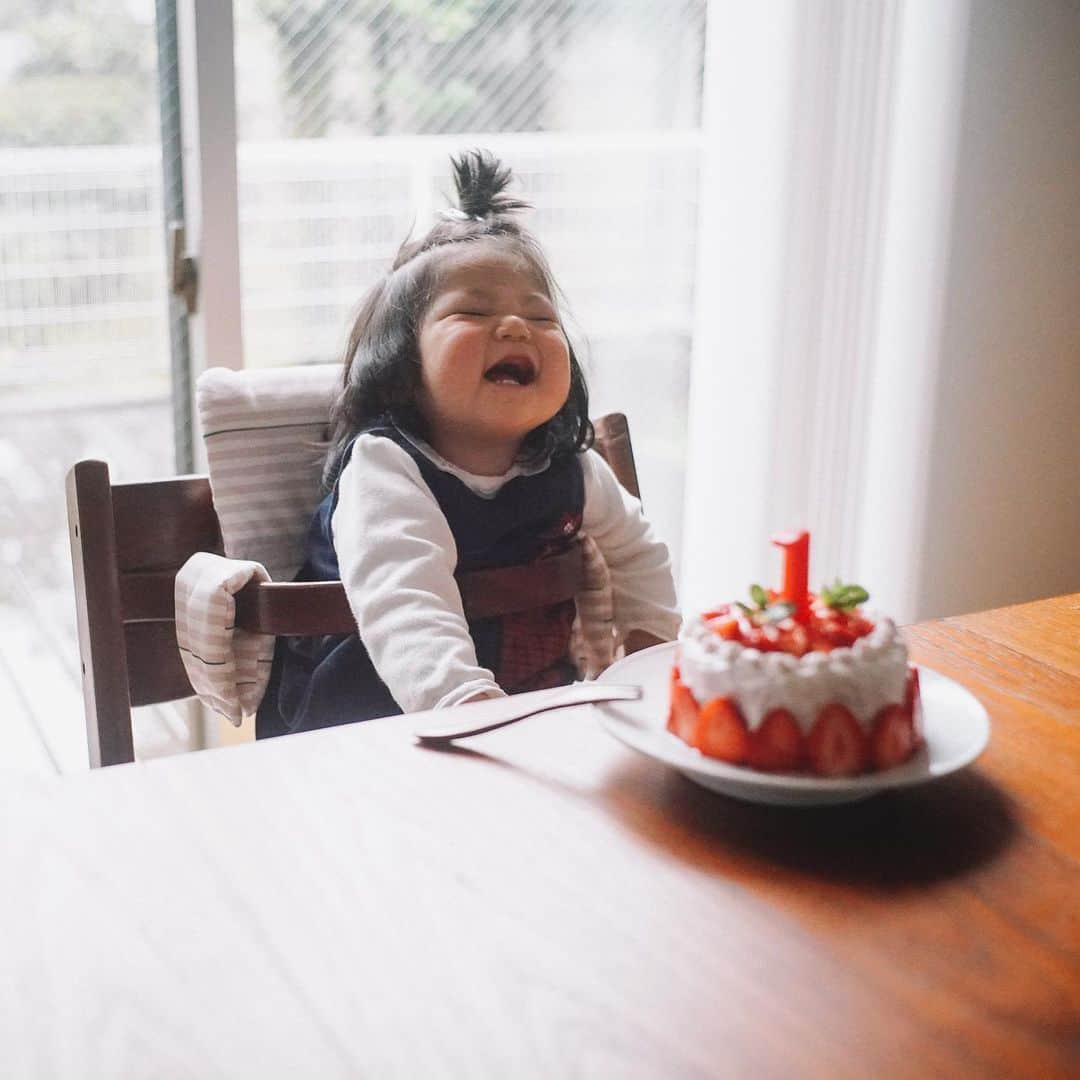 Naokoさんのインスタグラム写真 - (NaokoInstagram)「Happy birthday to my sweet🎂 * あっという間のような長かったような一年が経ちました。 娘一歳の誕生日。 おめでとう。 頑張って生まれてきて365日。 この世界はあなたにとって良い所ですか。 そうだと嬉しいな。 これからの一年も沢山のことを学んで 生きる力をつけていこうね。 一歳行事の選び取りと一升餅、ストーリーみてね😆  Bon anniversaire!!」4月10日 20時00分 - chiaoking