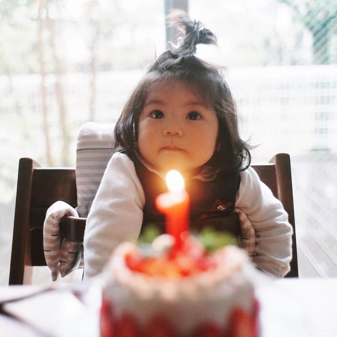 Naokoさんのインスタグラム写真 - (NaokoInstagram)「Happy birthday to my sweet🎂 * あっという間のような長かったような一年が経ちました。 娘一歳の誕生日。 おめでとう。 頑張って生まれてきて365日。 この世界はあなたにとって良い所ですか。 そうだと嬉しいな。 これからの一年も沢山のことを学んで 生きる力をつけていこうね。 一歳行事の選び取りと一升餅、ストーリーみてね😆  Bon anniversaire!!」4月10日 20時00分 - chiaoking