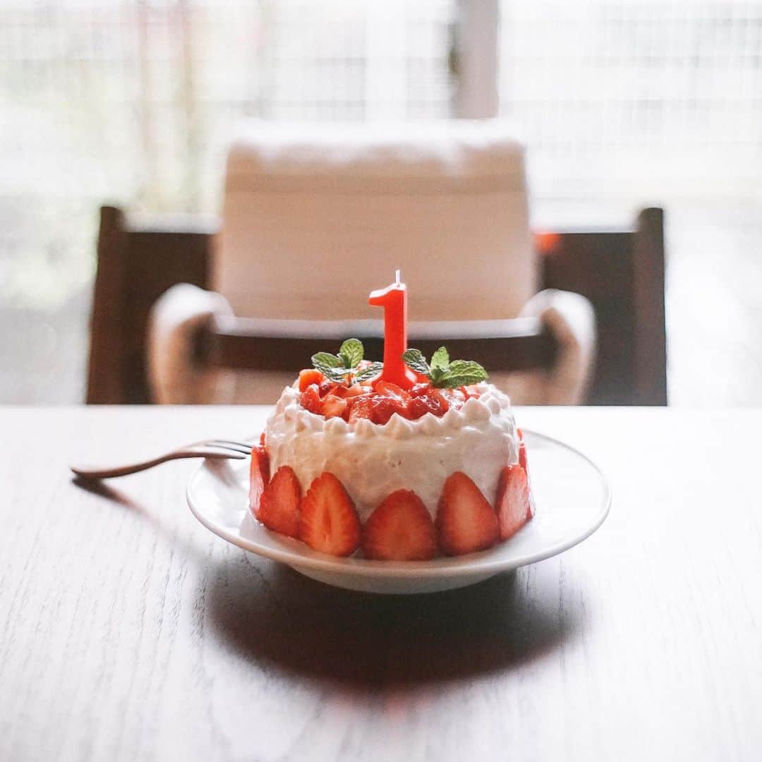 Naokoのインスタグラム：「Happy birthday to my sweet🎂 * あっという間のような長かったような一年が経ちました。 娘一歳の誕生日。 おめでとう。 頑張って生まれてきて365日。 この世界はあなたにとって良い所ですか。 そうだと嬉しいな。 これからの一年も沢山のことを学んで 生きる力をつけていこうね。 一歳行事の選び取りと一升餅、ストーリーみてね😆  Bon anniversaire!!」