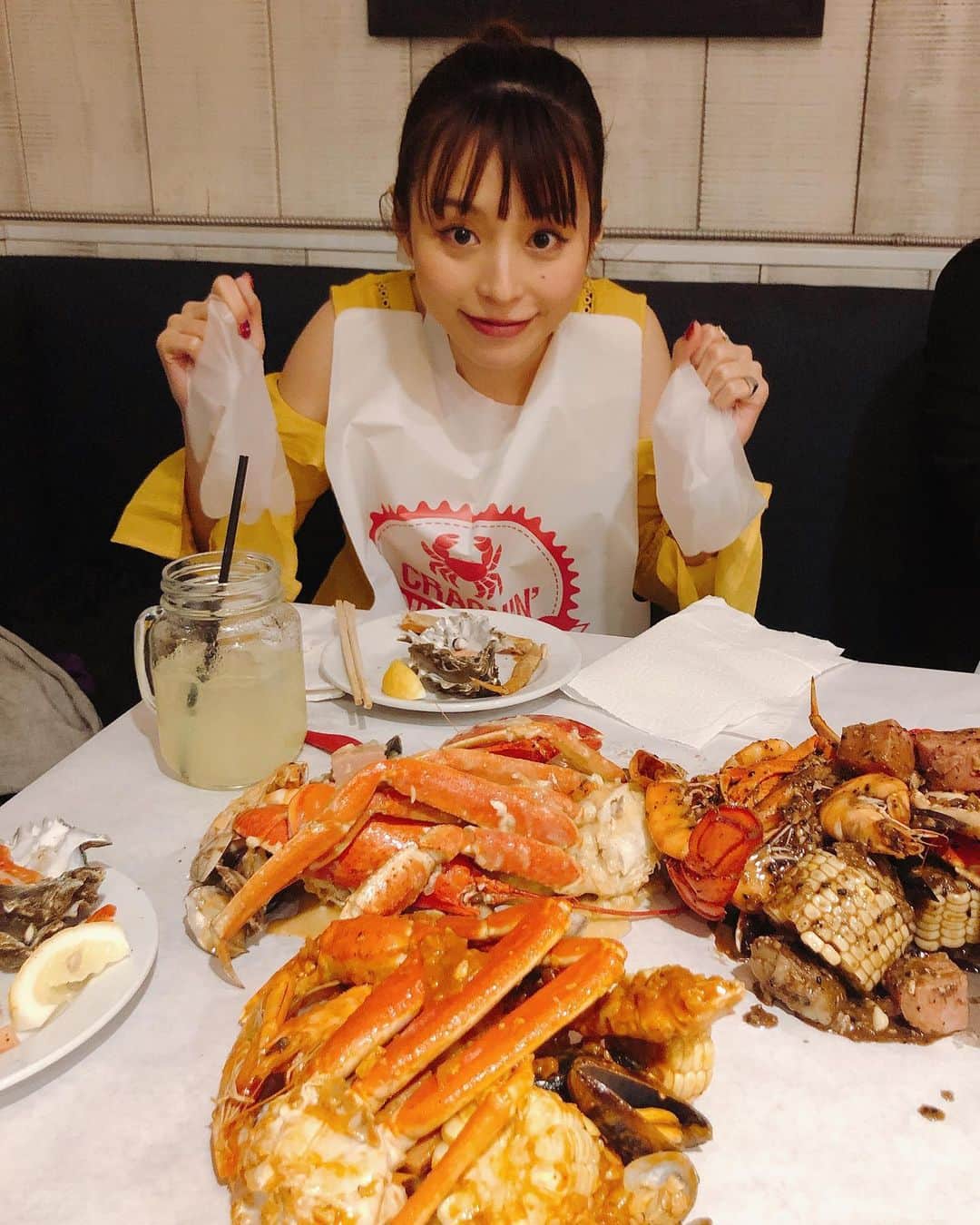 平野綾さんのインスタグラム写真 - (平野綾Instagram)「KawaiiKonお疲れさまでした⭐️﻿ ﻿ ……ということで、LIVE後にご飯に連れて行ってもらいました！﻿ ﻿ ﻿ CRACKIN' KITCHEN﻿ 364 Seaside Ave Honolulu,﻿ HI 96815 USA﻿ ﻿ ﻿ 東京にもあるお店です！﻿ 大人数で行く時便利✨﻿ ﻿ ﻿ 最後の写真は、海老を食べるのがかわいそうになっちゃった時の顔(´･_･`)﻿ ﻿ ﻿ ﻿ ﻿ #crackinkitchen #honolulu #hawaii﻿ #seafood #crab #shrimp #lobstar #oyster  #ayahirano #平野綾」4月10日 20時15分 - a_ya.hirano