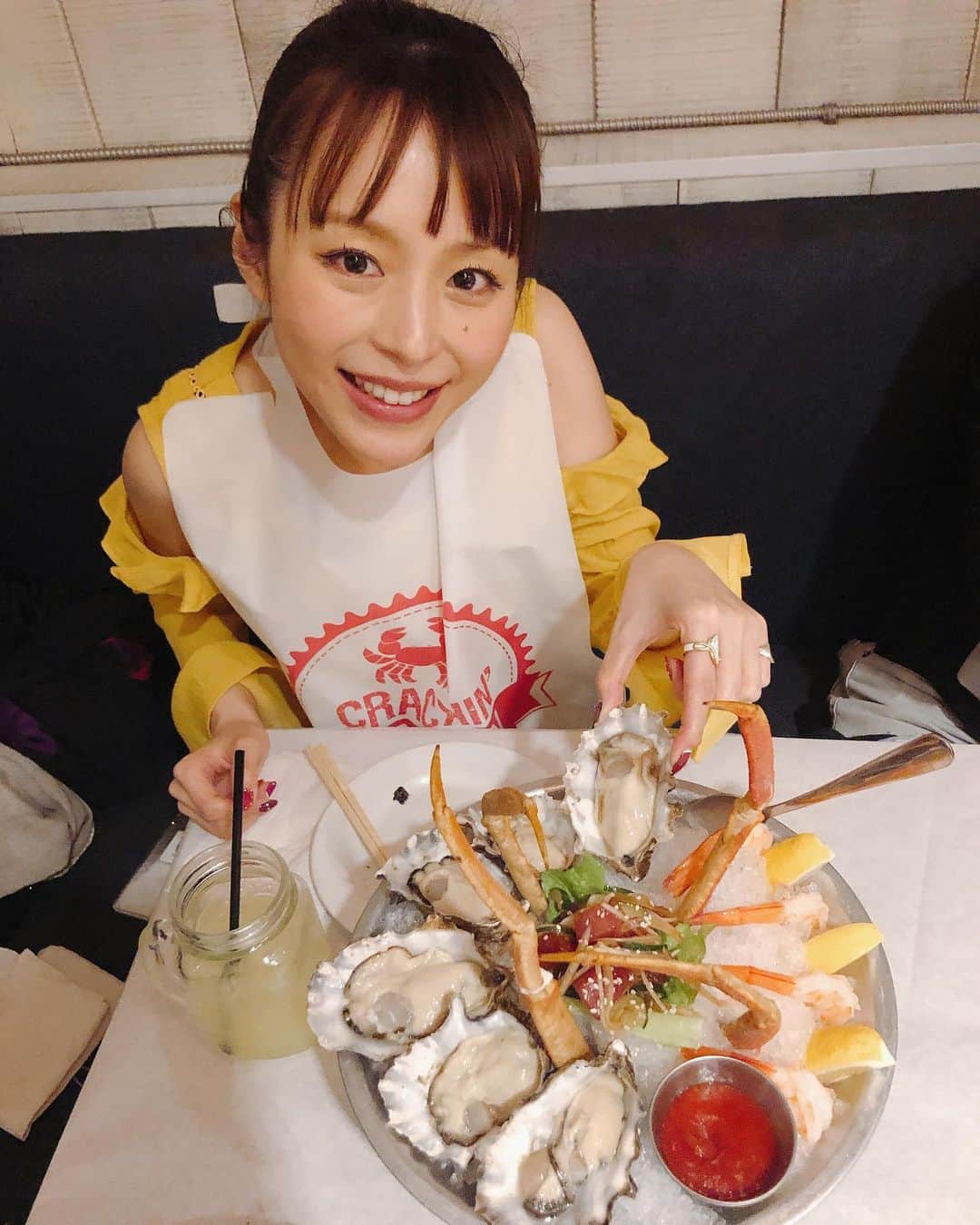 平野綾さんのインスタグラム写真 - (平野綾Instagram)「KawaiiKonお疲れさまでした⭐️﻿ ﻿ ……ということで、LIVE後にご飯に連れて行ってもらいました！﻿ ﻿ ﻿ CRACKIN' KITCHEN﻿ 364 Seaside Ave Honolulu,﻿ HI 96815 USA﻿ ﻿ ﻿ 東京にもあるお店です！﻿ 大人数で行く時便利✨﻿ ﻿ ﻿ 最後の写真は、海老を食べるのがかわいそうになっちゃった時の顔(´･_･`)﻿ ﻿ ﻿ ﻿ ﻿ #crackinkitchen #honolulu #hawaii﻿ #seafood #crab #shrimp #lobstar #oyster  #ayahirano #平野綾」4月10日 20時15分 - a_ya.hirano