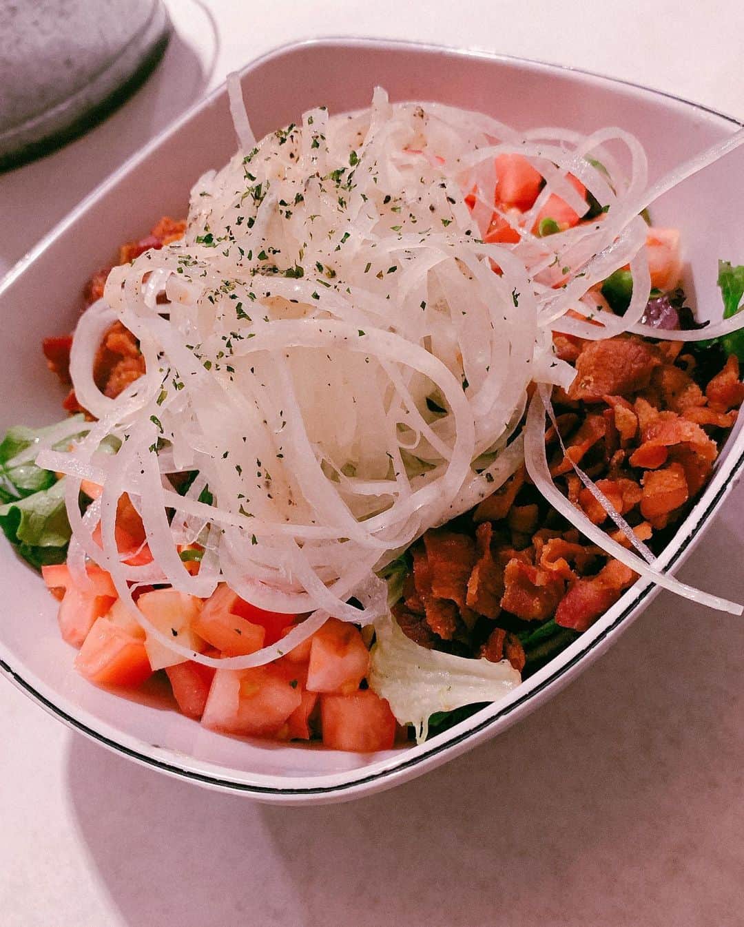 平野綾さんのインスタグラム写真 - (平野綾Instagram)「KawaiiKonお疲れさまでした⭐️﻿ ﻿ ……ということで、LIVE後にご飯に連れて行ってもらいました！﻿ ﻿ ﻿ CRACKIN' KITCHEN﻿ 364 Seaside Ave Honolulu,﻿ HI 96815 USA﻿ ﻿ ﻿ 東京にもあるお店です！﻿ 大人数で行く時便利✨﻿ ﻿ ﻿ 最後の写真は、海老を食べるのがかわいそうになっちゃった時の顔(´･_･`)﻿ ﻿ ﻿ ﻿ ﻿ #crackinkitchen #honolulu #hawaii﻿ #seafood #crab #shrimp #lobstar #oyster  #ayahirano #平野綾」4月10日 20時15分 - a_ya.hirano