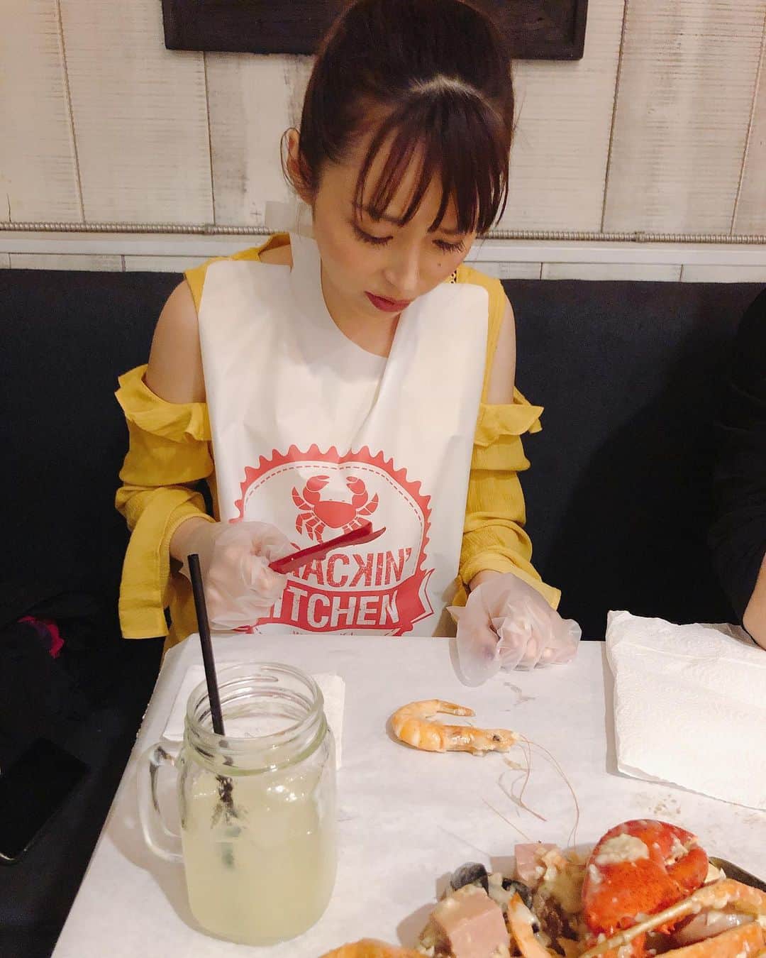 平野綾さんのインスタグラム写真 - (平野綾Instagram)「KawaiiKonお疲れさまでした⭐️﻿ ﻿ ……ということで、LIVE後にご飯に連れて行ってもらいました！﻿ ﻿ ﻿ CRACKIN' KITCHEN﻿ 364 Seaside Ave Honolulu,﻿ HI 96815 USA﻿ ﻿ ﻿ 東京にもあるお店です！﻿ 大人数で行く時便利✨﻿ ﻿ ﻿ 最後の写真は、海老を食べるのがかわいそうになっちゃった時の顔(´･_･`)﻿ ﻿ ﻿ ﻿ ﻿ #crackinkitchen #honolulu #hawaii﻿ #seafood #crab #shrimp #lobstar #oyster  #ayahirano #平野綾」4月10日 20時15分 - a_ya.hirano