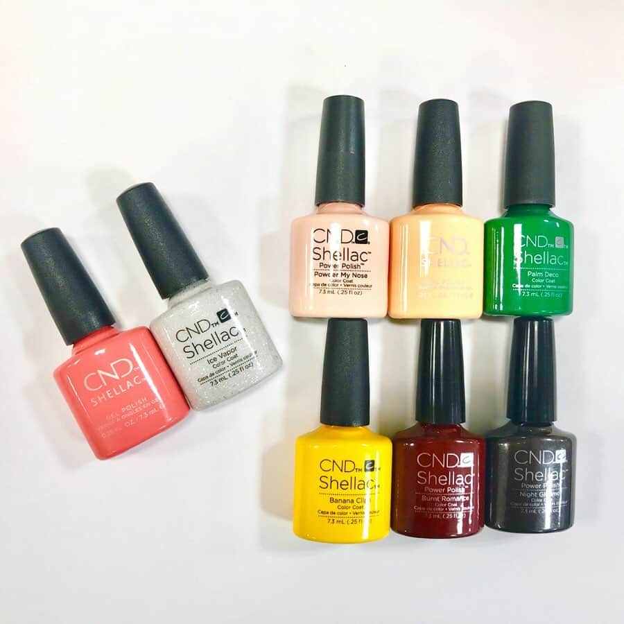 CND日本公式アカウントさんのインスタグラム写真 - (CND日本公式アカウントInstagram)「・ ・ 本日4月10日発売🌟 NEW COLORSを使った時短アート🌸 ・ 手が込んでいるように見えるのに ケアの後、30分くらいで出来ちゃいます❣️ ・ 凝ったアートなのにカンタン➰🎵 レシピはプロフィールのURLをご覧ください😍 ・ 【COLORS】 307 Soulmate、1301 Ice Vapor 137 Powder My Nose、280 Vagabond、417 Palm Deco、405 Banana Clips、379 Burnt Romance、381 Night Glimmer Art foil：タカラアートホイル 03 ツヤゴールド ・ ・ #cnd #shellac #cndshellac #cndworld #nails #nailart #winternails #spring #春ネイル #シェラック #シェラックネイル #爪を削らない #爪に優しい #ネイル好き #オンオフダストレス #時短ネイル #ハイブリッドネイル #ネイル #ネイルアート #ネイルデザイン #ネイルブック #ネイル好きな人と繋がりたい #ネイルサロン #タカラベルモント」4月10日 20時07分 - cnd_japan