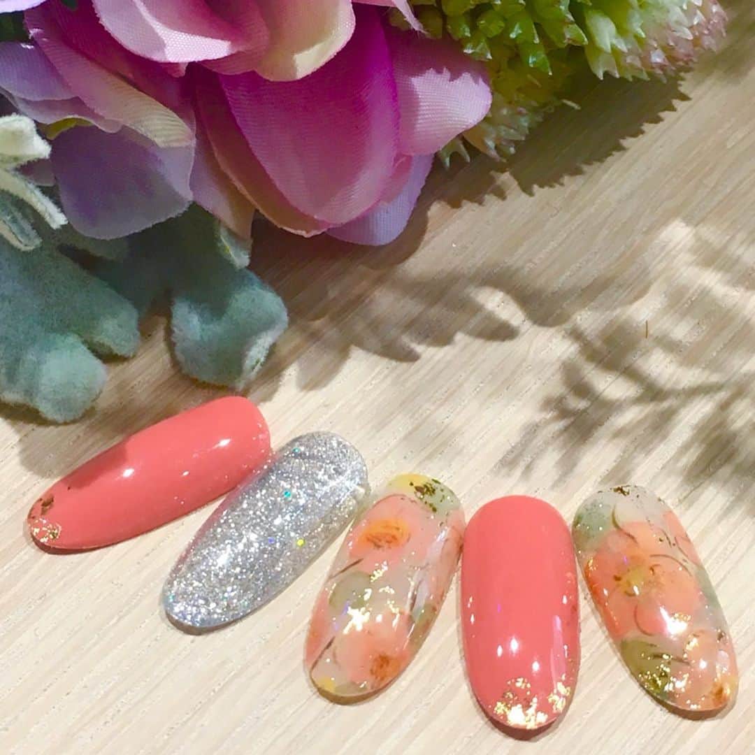 CND日本公式アカウントさんのインスタグラム写真 - (CND日本公式アカウントInstagram)「・ ・ 本日4月10日発売🌟 NEW COLORSを使った時短アート🌸 ・ 手が込んでいるように見えるのに ケアの後、30分くらいで出来ちゃいます❣️ ・ 凝ったアートなのにカンタン➰🎵 レシピはプロフィールのURLをご覧ください😍 ・ 【COLORS】 307 Soulmate、1301 Ice Vapor 137 Powder My Nose、280 Vagabond、417 Palm Deco、405 Banana Clips、379 Burnt Romance、381 Night Glimmer Art foil：タカラアートホイル 03 ツヤゴールド ・ ・ #cnd #shellac #cndshellac #cndworld #nails #nailart #winternails #spring #春ネイル #シェラック #シェラックネイル #爪を削らない #爪に優しい #ネイル好き #オンオフダストレス #時短ネイル #ハイブリッドネイル #ネイル #ネイルアート #ネイルデザイン #ネイルブック #ネイル好きな人と繋がりたい #ネイルサロン #タカラベルモント」4月10日 20時07分 - cnd_japan