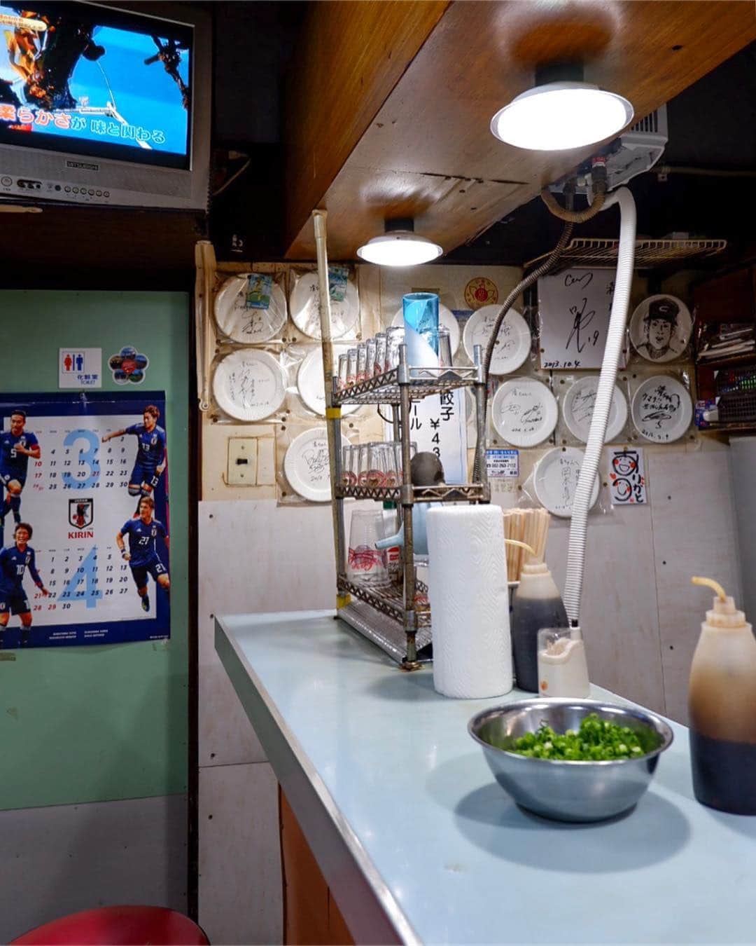 かおしさんのインスタグラム写真 - (かおしInstagram)「餃子LOVEな私🥟💕 今のところ、自分ランキングでこちらを超えるお店には出会っていない✨ そのお店は、広島の繁華街の中にある【清ちゃん(せいちゃん)】。 ・ 初めて訪れたのは12〜13年前。 広島から来たグルメな人と、岡山で飲みながら話していた時、「広島に激ウマな餃子屋さんがあるから食べにおいで」と言われ、数日後に新幹線に乗って食べに行った🤣 🔞のお店も並ぶ繁華街の中に、不意に現れた清ちゃんの赤いのれんを見て心が躍ったのを、今でもしっかりと覚えている😆 あまりの美味しさとお母さんの人柄の素敵さに感動し、それから何度か訪れていたのだけれど、ここ数年は、1ヶ月前に電話をしても予約が取れないということも多く、なかなか行けないまま3年という時が経過していた😫 (自分のpost見て確認。こんな時、igで記録していて良かったと思う😚) ・ 餃子好きの友人夫妻( @sazae_desu )と旦那氏を連れて行ったのだけれど、8席しかない店内(カウンターのみ)に、私たち4人しかいない。 そこに飛び込みでお客さんが入ろうとするけれど、断るお母さん。 でも残りの席にお客さんは来ない。 これは「4〜5人の団体さんで来てくれてるなら、他の人が入らない方が楽しめるでしょう。このひと時を楽しんでもらいたいんよ。」というお母さんの気遣い✨ そのかわり、だらだらと長居せず、サクッと食べて次の人に譲るのが、私たちお客さんのマナーかなと思う😊 食べたい人はたくさんいるしね😚 ・ メニューは餃子と瓶ビールのみ。 最初に茹でモヤシが出されるのだけれど、これは一気に食べてはいけません🙅‍♀️ 餃子が焼ける前に少しつまんだら、あとは餃子が焼けてから、餃子のネギポケットにのっけて一緒に食べると最高！ ネギとタレは足せるけれど、モヤシは足せないので要注意💁‍♀️ お母さんお手製の辣油も美味しい✨ 餃子は小ぶりでパリッパリ🥟✨ 3年ぶりでもわかる、全然変わってない、最高に美味しい😋 pic1枚目で6人前(48個)、これを4人で3回おかわりして18人前食べたのだけれど、お母さんが徹底的にこだわっている材料が良いからか、全員全く胃もたれなどせず。 むしろまだ食べれる感じだったのだけれど、次の予約の人が来る前にサクッと終了。 食べ終わるとサービスで出してくれるあずきバー🍦と黒飴🍬も最高✨ グルメな友人夫妻も大満足してくれて嬉しかった😃 ・ 油を使うお店を長くやっているのに、全然ヌルヌルしないカウンターもお母さんのこだわり✨ 「だって、触って少しでもヌルッとしとったらイヤじゃろ？私がそれは絶対イヤなんよ」とのこと。 古くても清潔な店内で、美味しい餃子とキンキンに冷えたビール、お母さんとの楽しいおしゃべりと、何回見てもワクワクする餃子を焼いている動作、全てがやっぱり最高✨ 早くまた行きたい‼️ 私は清ちゃんが大好きだと再確認❤️ 大好きすぎて、また長くなっちゃった🤣 ・ #清ちゃん #広島 #広島グルメ #餃子 #餃子専門店 #銀山町 #gyoza #hiroshima #広島食べ歩き #igersjp #かおし旅 #かおし広島旅行 #yummy #oishii」4月10日 20時08分 - cao_life