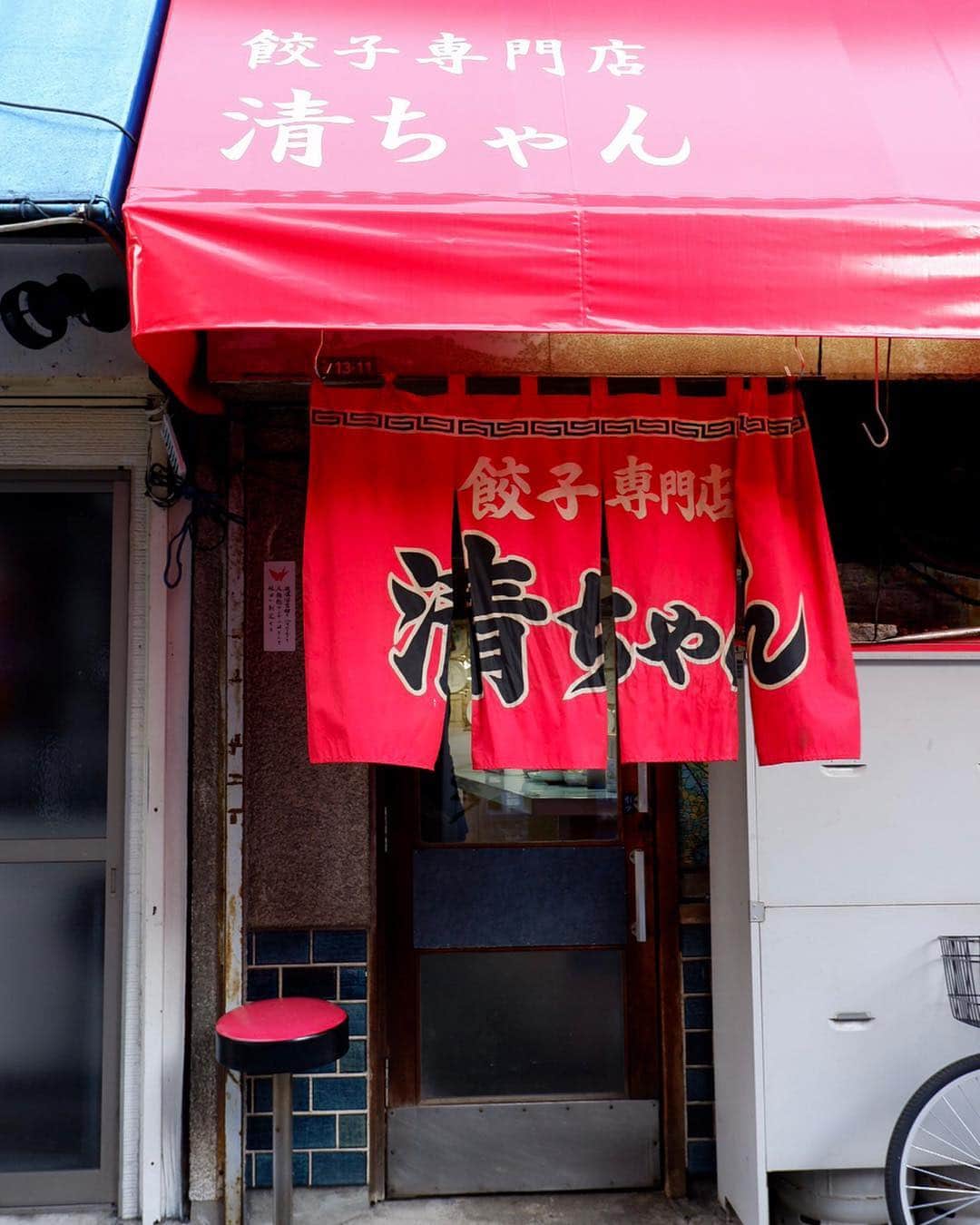 かおしさんのインスタグラム写真 - (かおしInstagram)「餃子LOVEな私🥟💕 今のところ、自分ランキングでこちらを超えるお店には出会っていない✨ そのお店は、広島の繁華街の中にある【清ちゃん(せいちゃん)】。 ・ 初めて訪れたのは12〜13年前。 広島から来たグルメな人と、岡山で飲みながら話していた時、「広島に激ウマな餃子屋さんがあるから食べにおいで」と言われ、数日後に新幹線に乗って食べに行った🤣 🔞のお店も並ぶ繁華街の中に、不意に現れた清ちゃんの赤いのれんを見て心が躍ったのを、今でもしっかりと覚えている😆 あまりの美味しさとお母さんの人柄の素敵さに感動し、それから何度か訪れていたのだけれど、ここ数年は、1ヶ月前に電話をしても予約が取れないということも多く、なかなか行けないまま3年という時が経過していた😫 (自分のpost見て確認。こんな時、igで記録していて良かったと思う😚) ・ 餃子好きの友人夫妻( @sazae_desu )と旦那氏を連れて行ったのだけれど、8席しかない店内(カウンターのみ)に、私たち4人しかいない。 そこに飛び込みでお客さんが入ろうとするけれど、断るお母さん。 でも残りの席にお客さんは来ない。 これは「4〜5人の団体さんで来てくれてるなら、他の人が入らない方が楽しめるでしょう。このひと時を楽しんでもらいたいんよ。」というお母さんの気遣い✨ そのかわり、だらだらと長居せず、サクッと食べて次の人に譲るのが、私たちお客さんのマナーかなと思う😊 食べたい人はたくさんいるしね😚 ・ メニューは餃子と瓶ビールのみ。 最初に茹でモヤシが出されるのだけれど、これは一気に食べてはいけません🙅‍♀️ 餃子が焼ける前に少しつまんだら、あとは餃子が焼けてから、餃子のネギポケットにのっけて一緒に食べると最高！ ネギとタレは足せるけれど、モヤシは足せないので要注意💁‍♀️ お母さんお手製の辣油も美味しい✨ 餃子は小ぶりでパリッパリ🥟✨ 3年ぶりでもわかる、全然変わってない、最高に美味しい😋 pic1枚目で6人前(48個)、これを4人で3回おかわりして18人前食べたのだけれど、お母さんが徹底的にこだわっている材料が良いからか、全員全く胃もたれなどせず。 むしろまだ食べれる感じだったのだけれど、次の予約の人が来る前にサクッと終了。 食べ終わるとサービスで出してくれるあずきバー🍦と黒飴🍬も最高✨ グルメな友人夫妻も大満足してくれて嬉しかった😃 ・ 油を使うお店を長くやっているのに、全然ヌルヌルしないカウンターもお母さんのこだわり✨ 「だって、触って少しでもヌルッとしとったらイヤじゃろ？私がそれは絶対イヤなんよ」とのこと。 古くても清潔な店内で、美味しい餃子とキンキンに冷えたビール、お母さんとの楽しいおしゃべりと、何回見てもワクワクする餃子を焼いている動作、全てがやっぱり最高✨ 早くまた行きたい‼️ 私は清ちゃんが大好きだと再確認❤️ 大好きすぎて、また長くなっちゃった🤣 ・ #清ちゃん #広島 #広島グルメ #餃子 #餃子専門店 #銀山町 #gyoza #hiroshima #広島食べ歩き #igersjp #かおし旅 #かおし広島旅行 #yummy #oishii」4月10日 20時08分 - cao_life