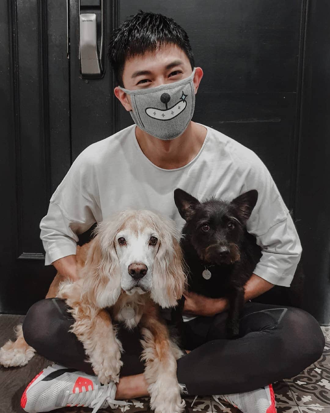 デスモンド・タンのインスタグラム：「Me trying to be part of the pack. 🐺🐶🐕 Yes? No? 红星大奖即将来临，赶快和家里的两个宝贝一起卖萌拉票。😜 #hoshitan #udontan #陈河狮 #陈乌东」