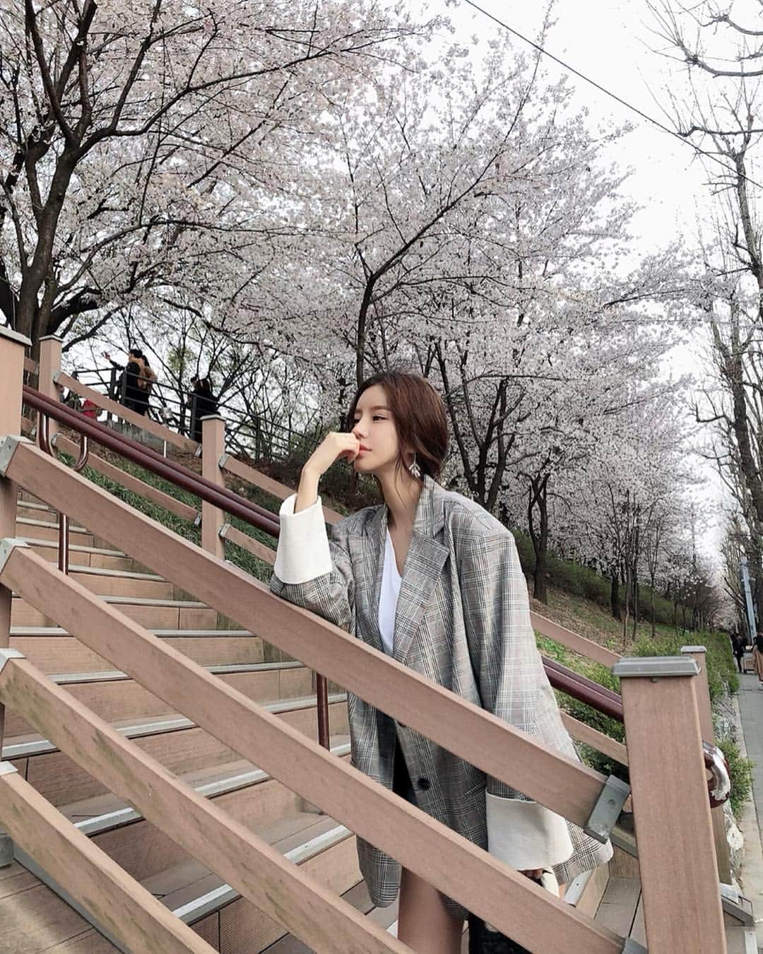 Son Ju Heeさんのインスタグラム写真 - (Son Ju HeeInstagram)「작품사진 찍어준다고 신호 바뀌기전에 급하게 막 여기서라 저기서라 하더니 특별한 감각은 없는걸루😂 닭갈비나 먹자」4月10日 20時09分 - juhee__ss
