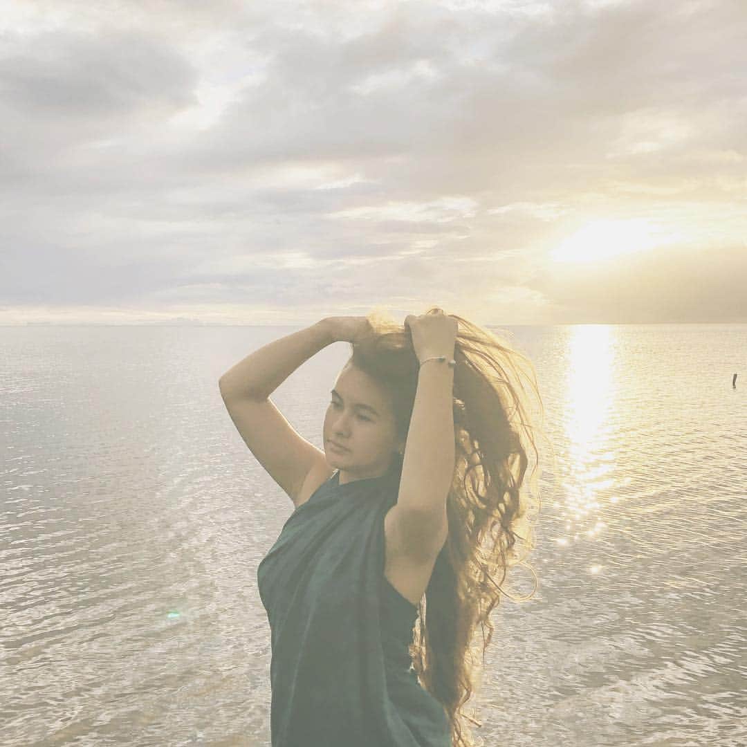 のインスタグラム：「Living in the Light  光の中で生きる。  @molokai_naeha @mauimarioceanjewelry  #island #earth #beach #ocean #enlightenment #eternity #light #pink #life #live ##surf #miyakoyamazaki #山崎美弥子」