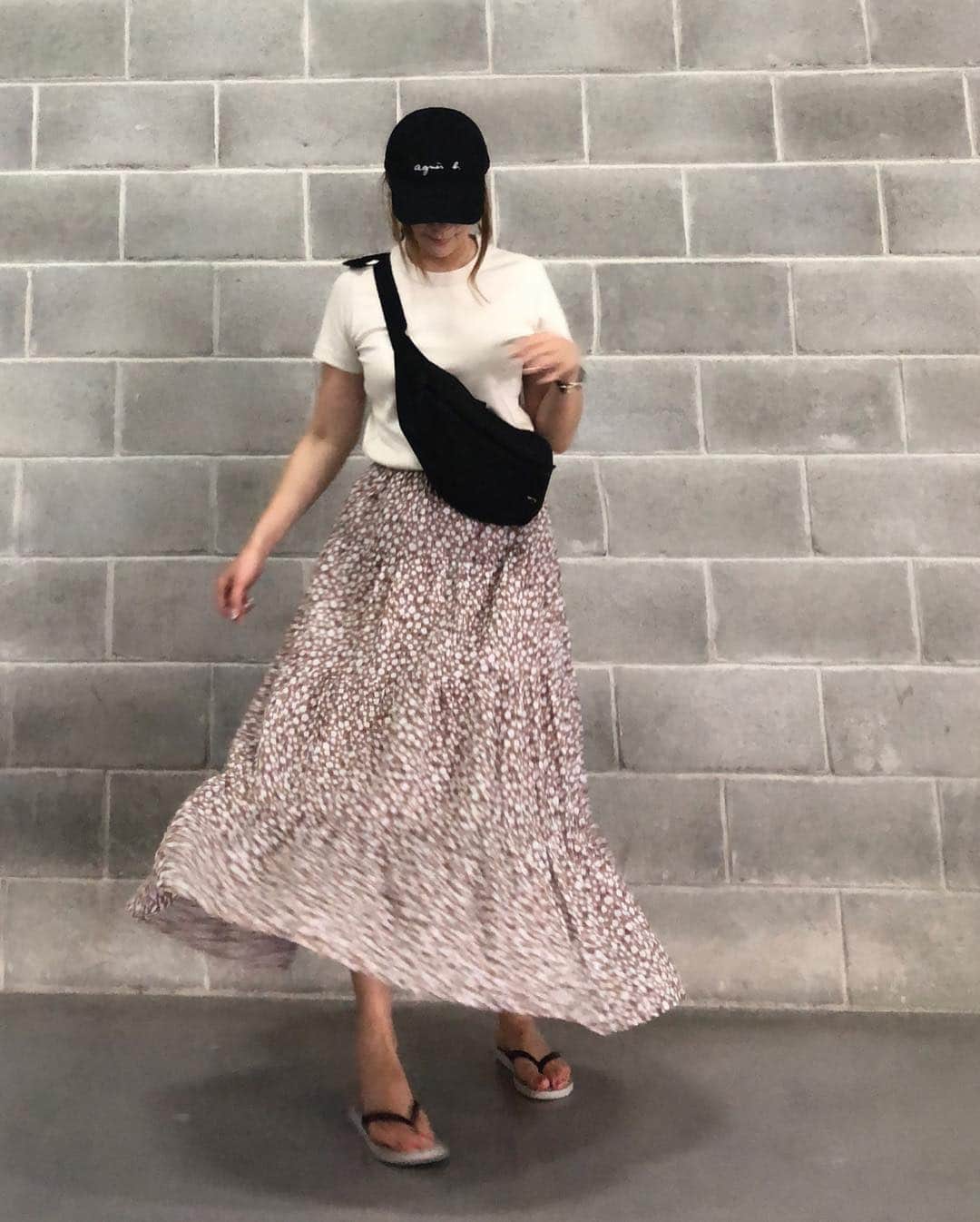 ❁coco❁さんのインスタグラム写真 - (❁coco❁Instagram)「【コーデ】GU大人気スカート♡ 2019.4.10 先日 IKEA行った時のコーデ。 GUで発売されてから 人気すぎた花柄のスカート  2色GETしといて良かった〜可愛い💕 ・ tops … #uniqloginza #uniqlou skirt … #gu_for_all  Mサイズ #ティアードフレアロングスカート フラワー bag … #ジーユー ・ ・ 今日は夕方からスコール！ 雷がバリバリ落ちてて ほんっと怖かった〜ヤダヤダ⚡️ 日本は寒いらしいですね〜 こんな季節に雪とか ビックリだね⛄️🌸 ・・・---------------------------------------------------- 洋服の詳細 ▶︎ ▶︎ @rococo39  プロフURLから アメーバオフィシャルBLOGと #楽天roomに載せてます ♡ youtube 配信 ▶︎ ▶︎ 火曜.金曜 ---------------------------------------------------------- #海外赴任 #海外生活 #海外好きな人と繋がりたい」4月10日 20時10分 - rococo39