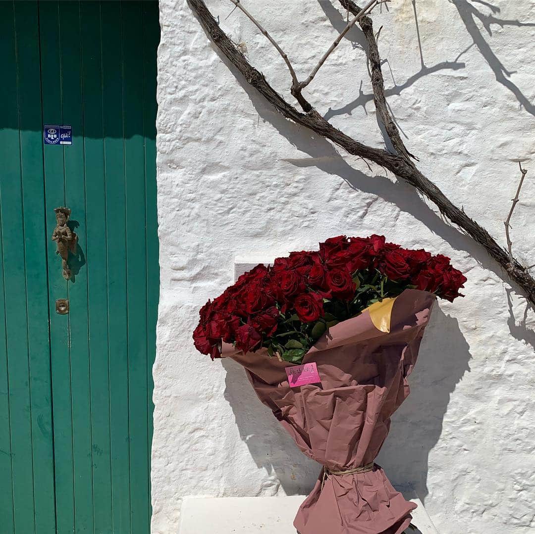 アンナ・デッロ・ルッソさんのインスタグラム写真 - (アンナ・デッロ・ルッソInstagram)「Thank You very much Natia&Leonid 🙏 from the bottom of my heart for these incredible red Roses🌹🌹🌹arrived in Puglia. 🏡You made my Day! Lot of Love ❤️ ❤️❤️ @natiafridland and Leonid ❣️ @tsum_moscow」4月10日 20時14分 - annadellorusso