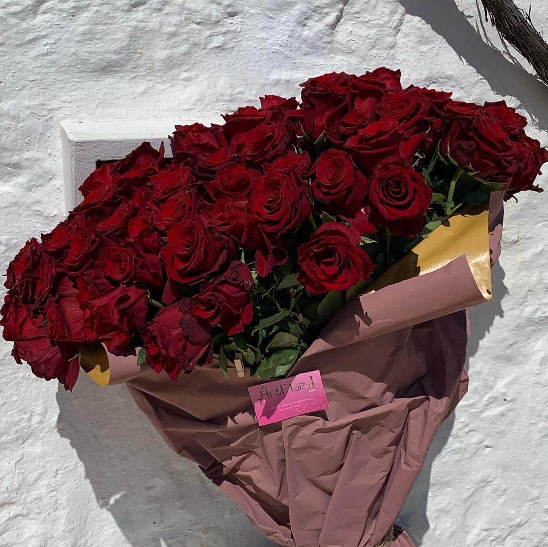 アンナ・デッロ・ルッソさんのインスタグラム写真 - (アンナ・デッロ・ルッソInstagram)「Thank You very much Natia&Leonid 🙏 from the bottom of my heart for these incredible red Roses🌹🌹🌹arrived in Puglia. 🏡You made my Day! Lot of Love ❤️ ❤️❤️ @natiafridland and Leonid ❣️ @tsum_moscow」4月10日 20時14分 - annadellorusso