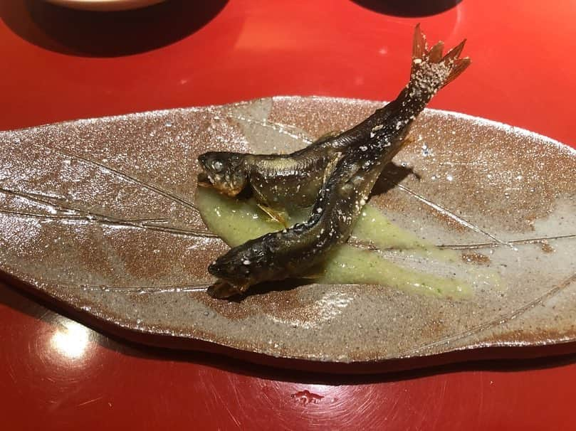 市川海老蔵 （11代目）さんのインスタグラム写真 - (市川海老蔵 （11代目）Instagram)「* Perfect meal! My kids came to see the soirée tonight. Reika seems to have enjoyed it whereas Kangen was in his nap zzz  Reika also gave me some feedback about the stage. A few points for improvement, which shall be well taken!  子持ち昆布に稚鮎、、。 うーん、 たまりません🤣  夜の部を観た感想、 麗禾は楽しかったー！ 勸玄は始まる前からzzz 。。。 麗禾楽しかったそうですが、 2.3ダメ出しが、 なるほど、 という事だったので 気をつけます笑笑。  #市川海老蔵 #海老蔵 #成田屋 #歌舞伎 #古典への誘い #ABKAI #ABMORI #ebizoichikawa #ebizo #kabuki #thunderparty  #classic」4月10日 20時21分 - ebizoichikawa.ebizoichikawa