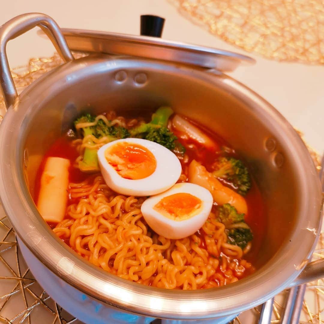 中島彩さんのインスタグラム写真 - (中島彩Instagram)「久しぶりに韓国インスタント麺～💕 パルドのラポッキ❤️ トッポギとブロッコリー、卵トッピングで...❤️ #韓国ラーメン #韓国インスタントラーメン #鶴橋コリアンタウン #辛いもの好き #韓国大好き #韓国麺 #インスタント麺 #辛いもの大好き #ジャンクフード #아야韓国麺レビュー #ラポッキ　#パルド　#라볶이」4月10日 20時24分 - aya.n.aya