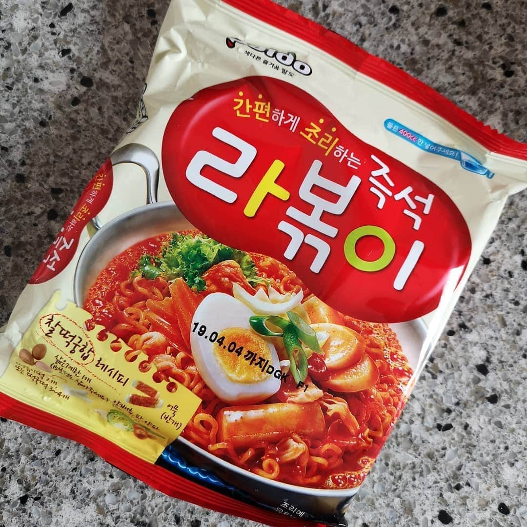 中島彩さんのインスタグラム写真 - (中島彩Instagram)「久しぶりに韓国インスタント麺～💕 パルドのラポッキ❤️ トッポギとブロッコリー、卵トッピングで...❤️ #韓国ラーメン #韓国インスタントラーメン #鶴橋コリアンタウン #辛いもの好き #韓国大好き #韓国麺 #インスタント麺 #辛いもの大好き #ジャンクフード #아야韓国麺レビュー #ラポッキ　#パルド　#라볶이」4月10日 20時24分 - aya.n.aya
