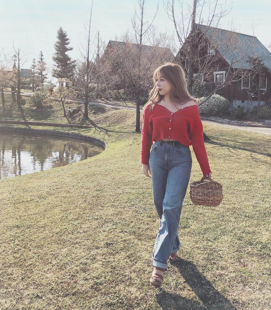 puinpiさんのインスタグラム写真 - (puinpiInstagram)「Spring Knit♡ ：  薄手のカーディガンを１枚で着るのも かわいいな〜と思って、 ボタンを1つ外して、肩を落として着てます♡ ： ： 夏はクーラー対策にバッグにしのばせる予定♡ ： ： Tops @puishop.official の新作 pants #vintage bag #Puishop shoes #christianlouboutin ： ： ： #Pui#Puishop#春ニット#カーディガン#赤カーディガン#赤リップ#ピクニック#おしゃピク#ハイヒール#ルブタン#デニム#ヴィンテージデニム#ワイドデニム#ハイトーン#ミルクティーカラー#バスケット#カゴバッグ#コーデ#プイ」4月10日 20時25分 - puinpi