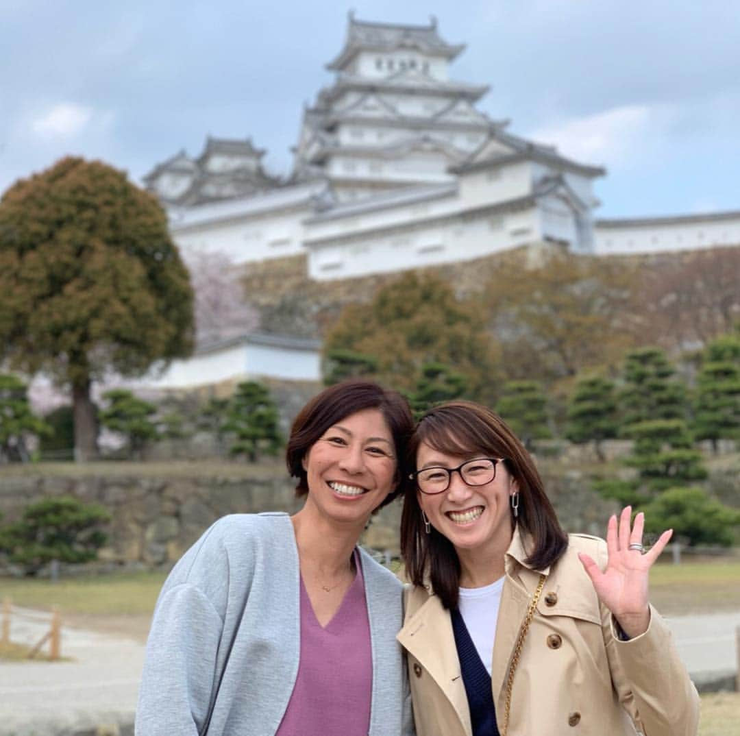 浅越しのぶさんのインスタグラム写真 - (浅越しのぶInstagram)「愛さん夫婦が主人の実家まで遊びに来てくれました(^^)姫路城の天守閣まで初めて登ったし、桜満開で最高の時間でした。奇跡的にタイのテニスプレーヤー、タマリーンにも会いました。家族で食事を囲んでワインはなんと私の生まれ年の1976年もの！ #姫路城#姫路#テニス」4月10日 20時27分 - shinobu_asagoe_official