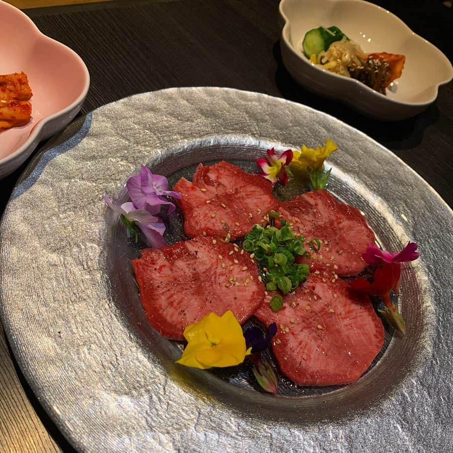 サキ吉さんのインスタグラム写真 - (サキ吉Instagram)「誕生日前日の晩ごはんは焼肉🙆‍♀️💕💕💕 ． 渋谷のざぶとん( @zabuton_shibuya )、ここよく来るんだけど 本当に美味しくてオススメ🤤❣️ 個室もあって人目も気にならないし、清潔感あって綺麗なお店🥰 なによりお肉がやばみ！ しかもね、エディブルフラワーがふんだんに使われてて見た目まで写真映え💕 ． みんなも行ってみてね✨ よく出現するから会うかもw ． #渋谷焼肉 #焼肉 #ざぶとん #誕生日前日ディナー」4月10日 20時40分 - sakikichi1201