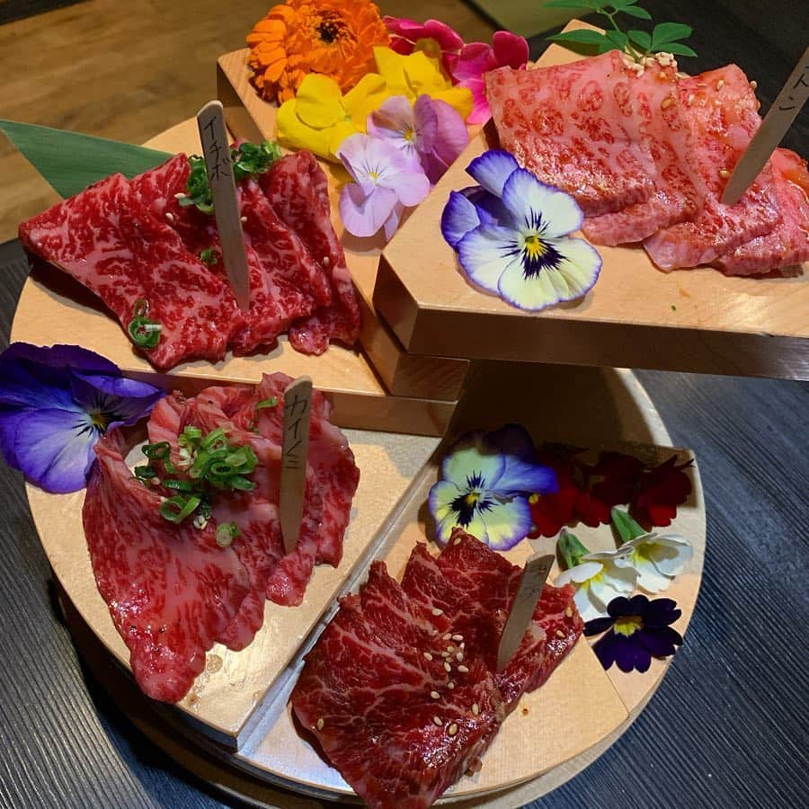 サキ吉さんのインスタグラム写真 - (サキ吉Instagram)「誕生日前日の晩ごはんは焼肉🙆‍♀️💕💕💕 ． 渋谷のざぶとん( @zabuton_shibuya )、ここよく来るんだけど 本当に美味しくてオススメ🤤❣️ 個室もあって人目も気にならないし、清潔感あって綺麗なお店🥰 なによりお肉がやばみ！ しかもね、エディブルフラワーがふんだんに使われてて見た目まで写真映え💕 ． みんなも行ってみてね✨ よく出現するから会うかもw ． #渋谷焼肉 #焼肉 #ざぶとん #誕生日前日ディナー」4月10日 20時40分 - sakikichi1201