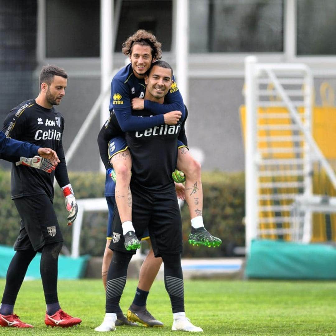のインスタグラム：「Sepiiiiiiiiiiiiiiinhooooooo 🤙🏻 @luigisepe  #training #parmacalcio1913 #33」