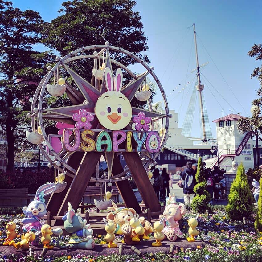 FRaUさんのインスタグラム写真 - (FRaUInstagram)「色鮮やかな花々に彩られた#東京ディズニーリゾート で、春のスペシャルイベント「ディズニー・イースター」を開催中🌷 特に注目したいのは、今年テーマを一新した#東京ディズニーシー の#イースター。アメリカンウォーターフロントのウォーターフロントパークには、レトロな#遊園地 を思わせるデコレーションや、体験型のフォトロケーションも登場しています。初登場のキャラクター#うさピヨ も要チェック！ ✔︎ディズニー・イースター：2019.4/4～6/2 . #FRaU #ディズニーイースター #easter #disneyeaster #disney #tokyodisneyresort  #tokyodisneysea @tokyodisneyresort_official  #大人ディズニー」4月10日 20時34分 - fraumagazine