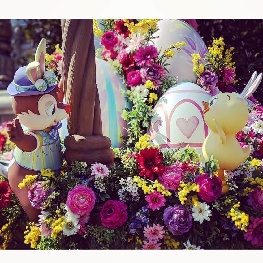 FRaUさんのインスタグラム写真 - (FRaUInstagram)「色鮮やかな花々に彩られた#東京ディズニーリゾート で、春のスペシャルイベント「ディズニー・イースター」を開催中🌷 特に注目したいのは、今年テーマを一新した#東京ディズニーシー の#イースター。アメリカンウォーターフロントのウォーターフロントパークには、レトロな#遊園地 を思わせるデコレーションや、体験型のフォトロケーションも登場しています。初登場のキャラクター#うさピヨ も要チェック！ ✔︎ディズニー・イースター：2019.4/4～6/2 . #FRaU #ディズニーイースター #easter #disneyeaster #disney #tokyodisneyresort  #tokyodisneysea @tokyodisneyresort_official  #大人ディズニー」4月10日 20時34分 - fraumagazine