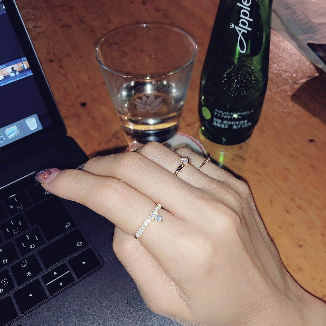 佐達ももこさんのインスタグラム写真 - (佐達ももこInstagram)「new ring❤️ @marcmirren  めちゃくちゃかわいいいい😍 最近毎日つけてる！！ 手頃なお値段なのに高級感があって好きです💞 . HPで購入する際にクーポンコード"sada15"を入力すると15%オフになるそうです💞 3つの商品を同時に買うと、1つのリングが無料になるそうです☺️🌸 是非お使いください💞 . . #ring#gold#accessory#marcmirren」4月10日 20時34分 - sadamomodayo