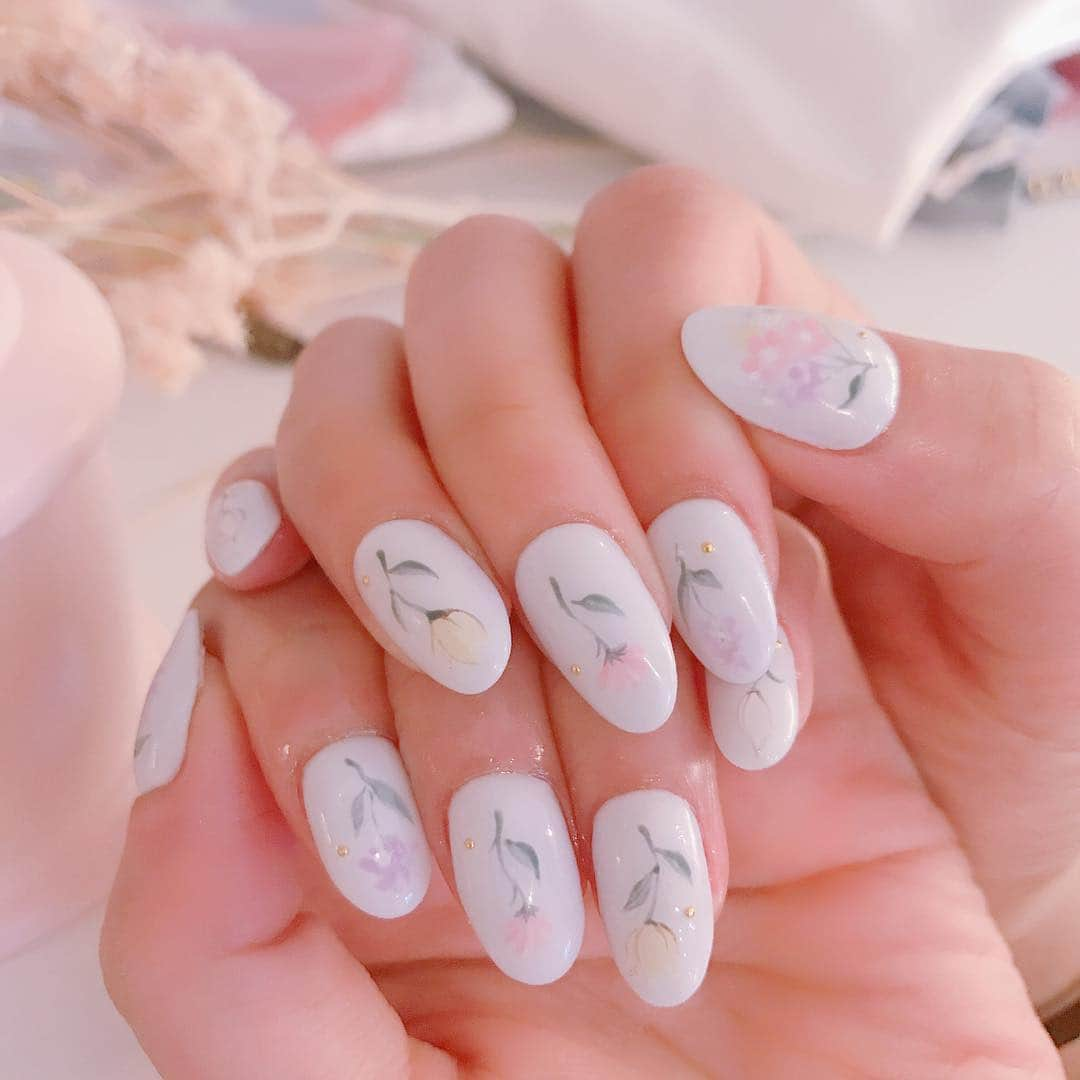 なかやまちえこさんのインスタグラム写真 - (なかやまちえこInstagram)「デザインお伝え頂きました🌷 #nail #nails #nailart #ネイル #美甲 #ネイルアート  #clou #nagel #ongle #ongles #unghia #japanesenailart #manucure #네일 #젤네일 #네일아트 #네일리스트 #japanesenails #manicurist #gelnails #フラワーネイル #flowernails #Qulle #まぁむ ちゃん」4月10日 20時39分 - chiekonakayama