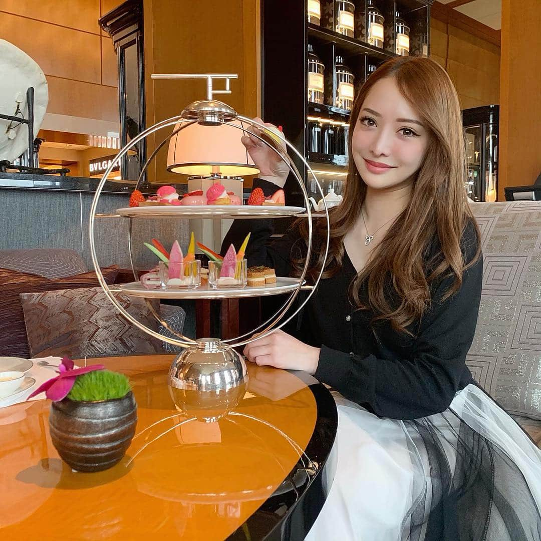 伊東亜梨沙さんのインスタグラム写真 - (伊東亜梨沙Instagram)「RitzでAfternoontea🌹 桜アフタヌーンティーでした🌸 . 大学時代の先輩方とお仕事の打ち合わせも兼ねて久々にお会いしたら2人ともとんでもないキャリアウーマンになっておられた、、、🥺 刺激的な時間をありがとうございました👄 . スカートは @charubon.kobe の👗 ボリュームがあってとっても可愛いの💕 . . 花粉症を拗らせているのか、風邪なのかどちらか分からないけど、とてつもなく具合悪いのでもう寝ます。（笑） おやすみなさーい😪 . . #afternoontea #アフタヌーンティー #ritzcarltontokyo #リッツカールトン東京 #ありさのアフタヌーンティー #hightea #highteatime」4月10日 20時39分 - arisa__917m