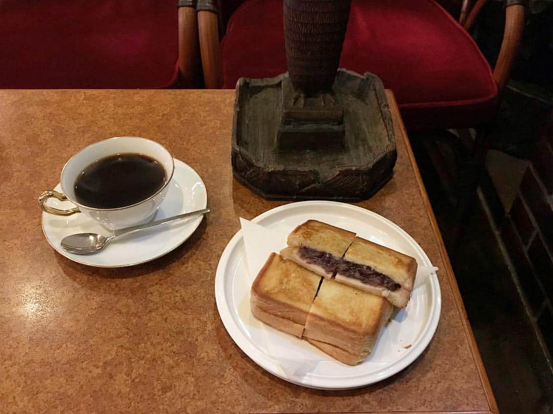 __784__さんのインスタグラム写真 - (__784__Instagram)「. 3日目の朝はショパンへ。 以前行った時と同じ席で、同じメニューを。 相変わらず他にはない、甘じょっぱいあんプレスと酸味が強めのコーヒー。そういえばショパンの曲は弾いたことがなかったなぁ。 お店を出てからは近江屋洋菓子店の甘い匂いを嗅ぎながら、神田志乃多寿司で帰りの車中で食べるお寿司を買った🍣 . #喫茶店探訪記」4月10日 20時50分 - ___nk1029