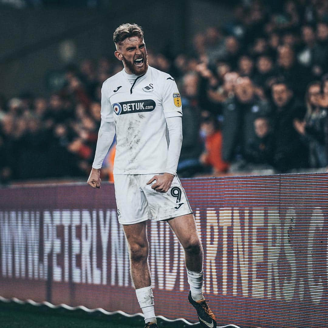 スウォンジー・シティAFCさんのインスタグラム写真 - (スウォンジー・シティAFCInstagram)「#OMc9 passion 💪... 1️⃣9️⃣ goals. 🙌 ••• @oli_mcburnie #goals #football #celebration #passion #Swans #SwanseaCity」4月10日 20時42分 - swansofficial