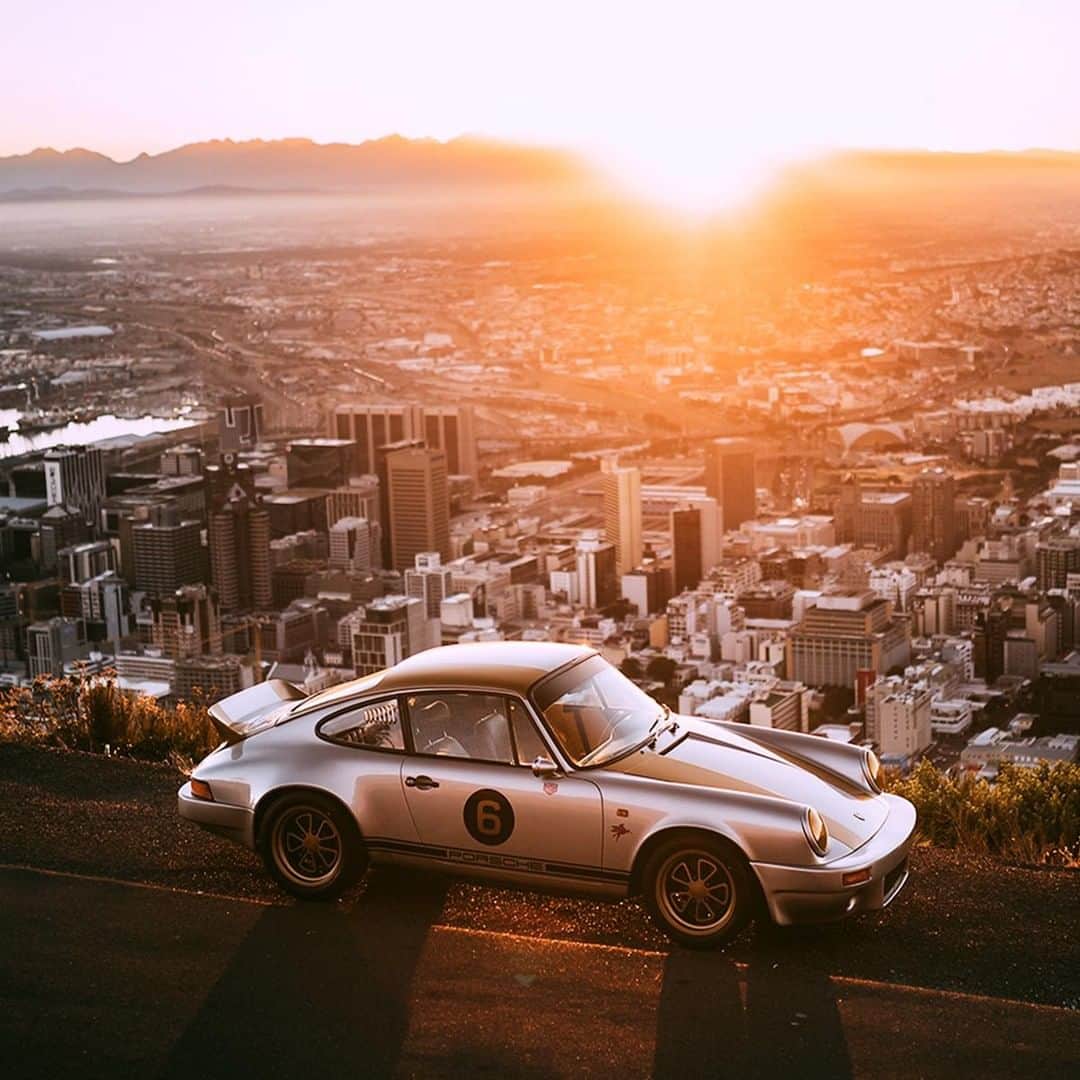 Porscheさんのインスタグラム写真 - (PorscheInstagram)「Modern-day Cape Town below. Vintage Porsche 911 3.0 SC above. It's Wallpaper Wednesday so have a look at our Story which features this Porsche. #WallpaperWednesday #Porsche #Porsche911 #PorscheMoment (📸: @stephan_bauer feat. @type7)」4月10日 20時45分 - porsche