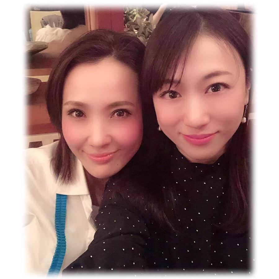 妃白ゆあさんのインスタグラム写真 - (妃白ゆあInstagram)「あやさん #壱城あずさ さんとディナー🍽させて頂きました(*´∀｀*)♪♪💓 . いつも太陽の様に明るく、周りまでも照らしてくださるようなエネルギーを持ち合わせた方✨✨ そして、どうしていつもあんなに瞳がキラキラしているのでしょう🥺💓💓 . 美しい女性になられつつも、 2枚目の写真はめちゃめちゃキザって下さいました🙈❤️❤️ 美しくて格好良いってどういうことでしょう。。。✨✨ . . 最高ですね❤️ . 沢山お喋りさせて頂いて、トキメキと、笑いと、エネルギーを頂きました☺️🙌🏻❤️ . . #壱城あずさ さん #元星組男役  #しーらん さん #太陽の様な方」4月10日 20時48分 - yua_hishiro