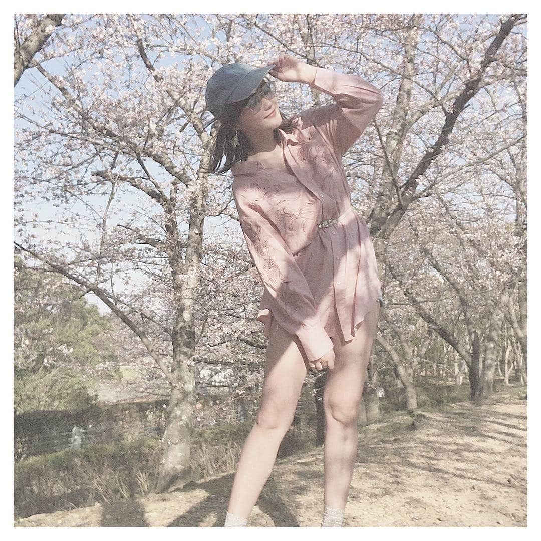 清家麻里奈のインスタグラム：「みんなのおススメの本教えて〜👀💗 #読書 #本 #ジャンル #問わない #電車 #移動 #読もうと思う #ほん は #人生を豊にする と思う📚」