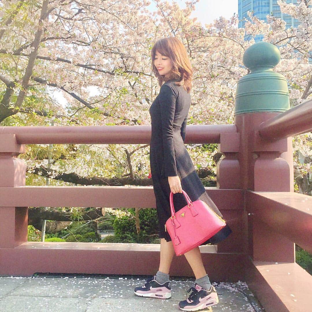 Ayakaさんのインスタグラム写真 - (AyakaInstagram)「赤羽にある @riganuts.akabane で カラーとカットしてもらいました💇‍♀️💕 * 黄色味が気になってたので 少しラベンダーがかった色に🙋‍♀️ * イルミナカラーで 透明感がすごい💕 外に出て太陽光の下で見ると 透けたような色になって綺麗💕 👉2枚め👉😍 * スタイリングも春らしくて好きです✨ 担当は帆苅さん @shunyahogari  ありがとうございました🥰 * #赤羽美容室 #赤羽ヘアサロン #riganuts赤羽店 #赤羽カット #pr #コラボベース #ラベンダーカラー #イルミナカラー #ヘアカラー #トリートメント #春ヘア」4月10日 20時52分 - ayaka_ayacandy01