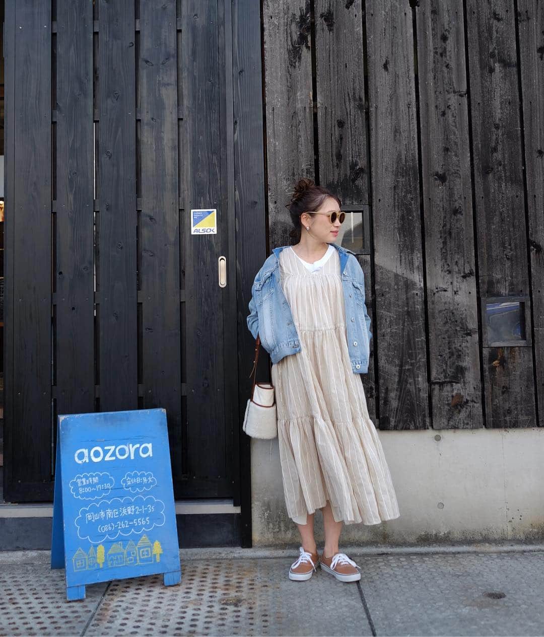 Keikooooooのインスタグラム：「ふわふわワンピ👗 ベージュのストライプ、めちゃくちゃ可愛いです♡⍢⃝♡ この日はすごく日差しが強くて、タンクトップだけinしてGジャンさえ暑かった🌞👒 早く一枚で着たい💛 そろそろ日焼け止めクリーム塗らなきゃね♡ また選べず、、、大量投稿🤣 ． @titivatejp #titivate #titivatestyle #ティアードノースリーブリラックスワンピース #ティティベイト#fashion #ootd#outfit#code#coordinate #妊婦 #マタニティ #マタニティコーデ」