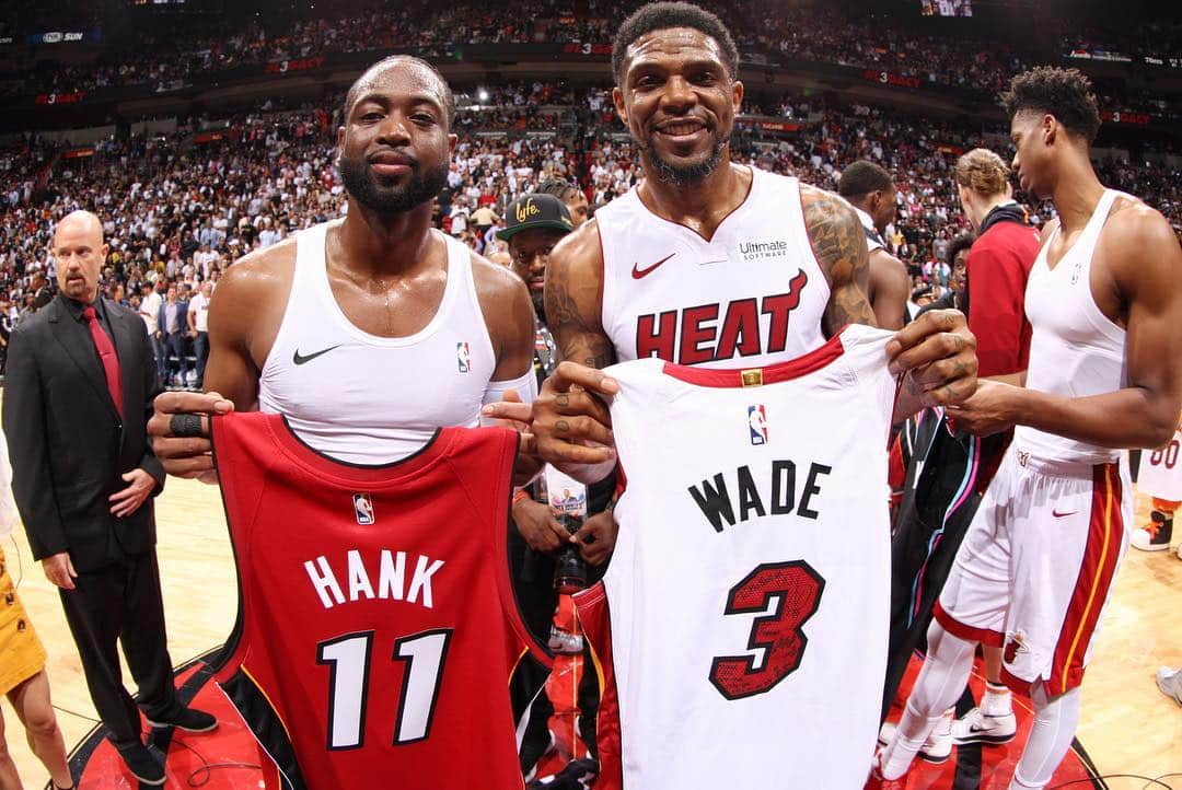 Miami HEATさんのインスタグラム写真 - (Miami HEATInstagram)「3’s for everybody! 11 for @dwyanewade. #RIPHankThomas 🙏」4月10日 20時55分 - miamiheat