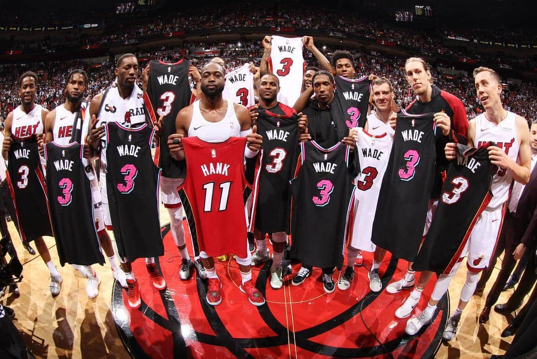 Miami HEATさんのインスタグラム写真 - (Miami HEATInstagram)「3’s for everybody! 11 for @dwyanewade. #RIPHankThomas 🙏」4月10日 20時55分 - miamiheat