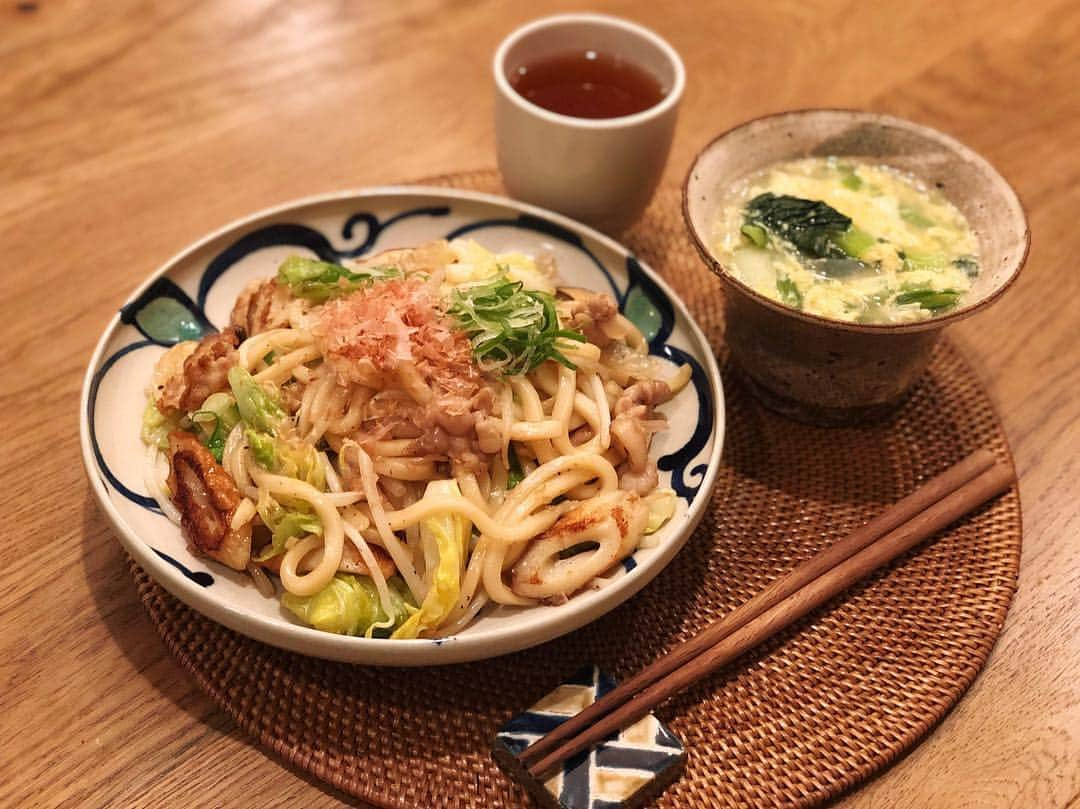 高山直子さんのインスタグラム写真 - (高山直子Instagram)「焼うどーーん😋💛 お米ないことに気づき急遽🍙 がしかし大好物&超得意💪🏻 今日もお疲れ様でした🥳  #なおコロ食堂#簡単ごはん#時短ごはん#やちむん#宮城陶器#うつわ#焼うどん#家庭の味#だしがきいてる」4月10日 20時57分 - nao_70koro