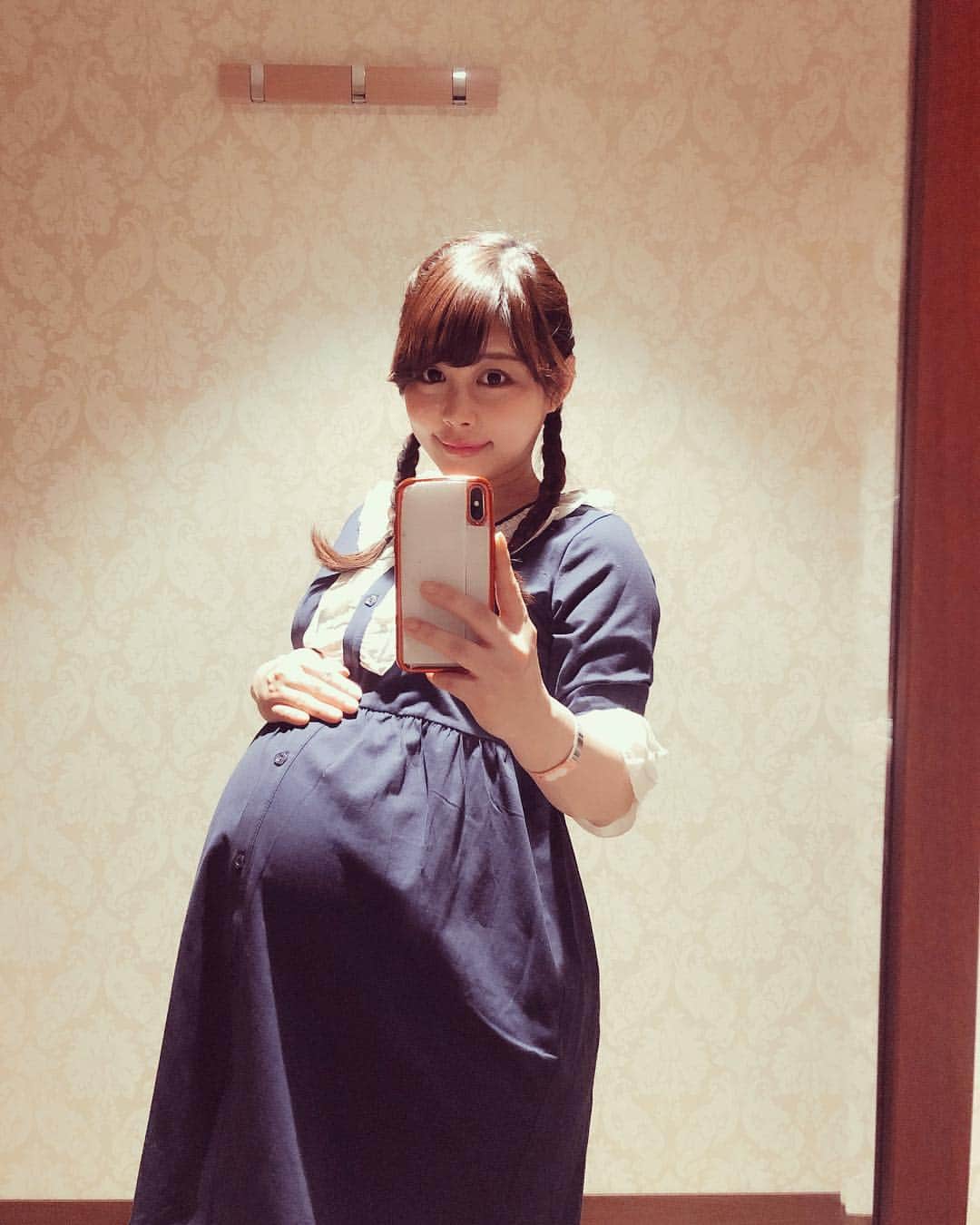美馬怜子さんのインスタグラム写真 - (美馬怜子Instagram)「マタニティナイティは、スイートマミー❤️ コットンフリルがお気に入りです😊💞 付き添いは、ジジ😻 . #マタニティ #パジャマ #スイートマミー #可愛いパジャマに癒されてます @sweetmommyofficial #編み込みツインテール #久しぶりにヘアセット #ありがとう💓」4月10日 20時57分 - mimaryoko